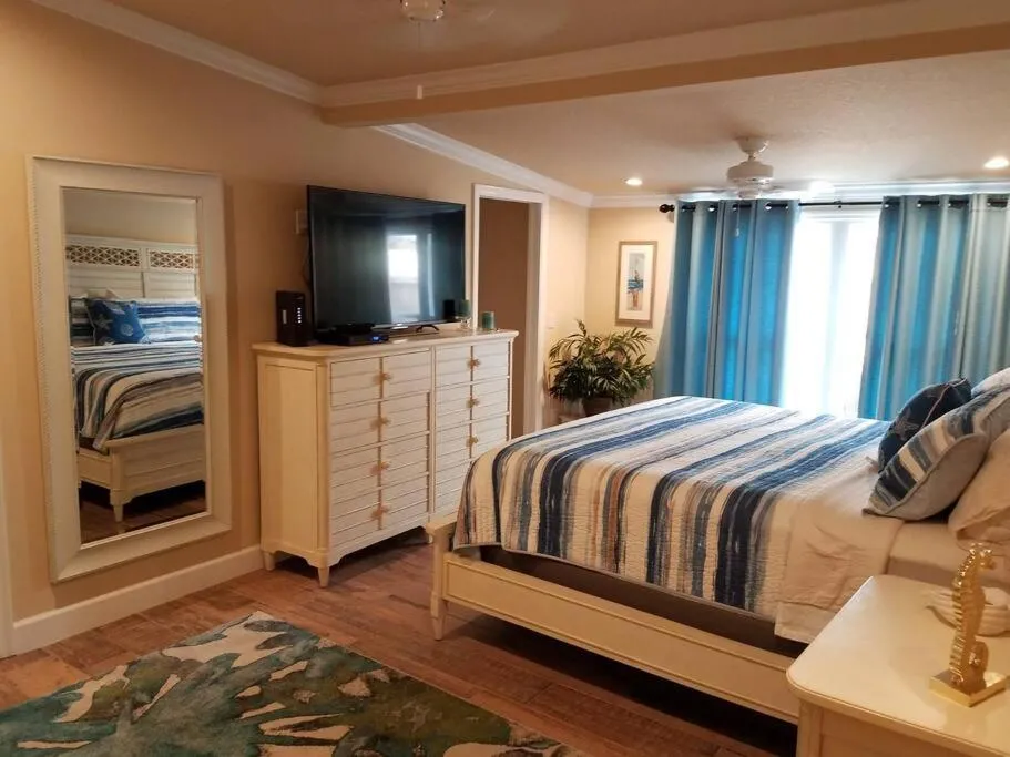 Bed in Bahamian Cottage - Heated Pool Walk to the Beach