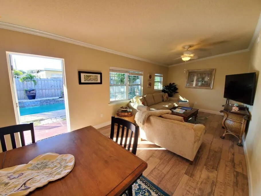 Bahamian Cottage - Heated Pool Walk to the Beach