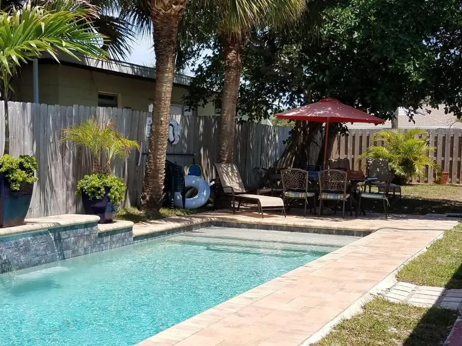 Bahamian Cottage - Heated Pool Walk to the Beach