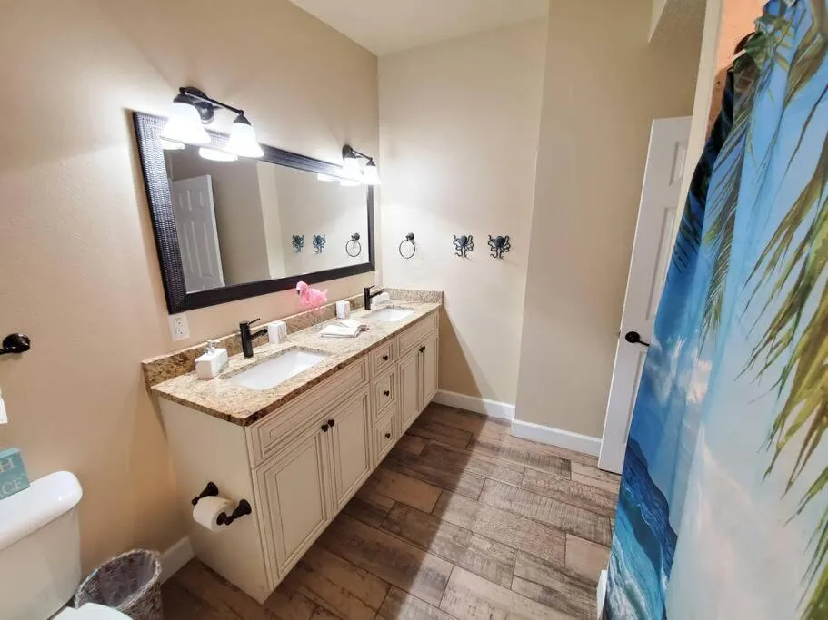 Bahamian Cottage - Heated Pool Walk to the Beach