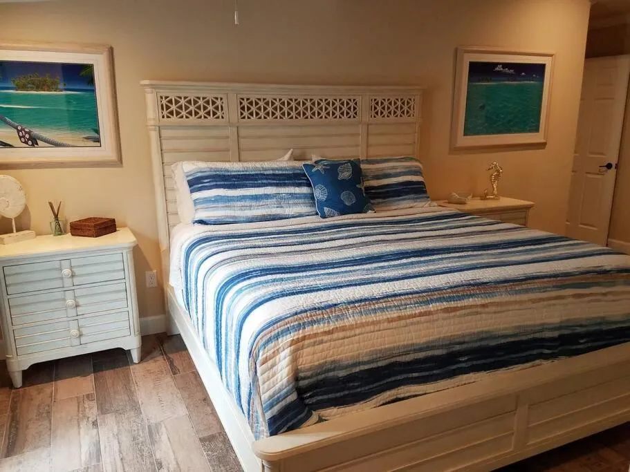 Bed in Bahamian Cottage - Heated Pool Walk to the Beach