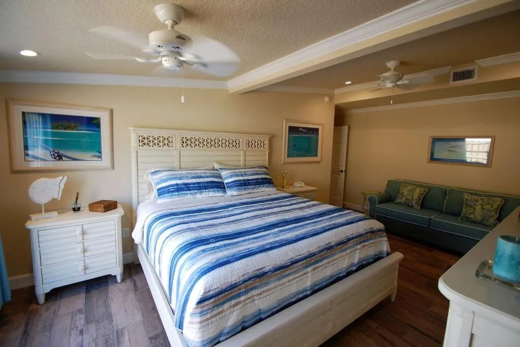 Bed in Bahamian Cottage - Heated Pool Walk to the Beach