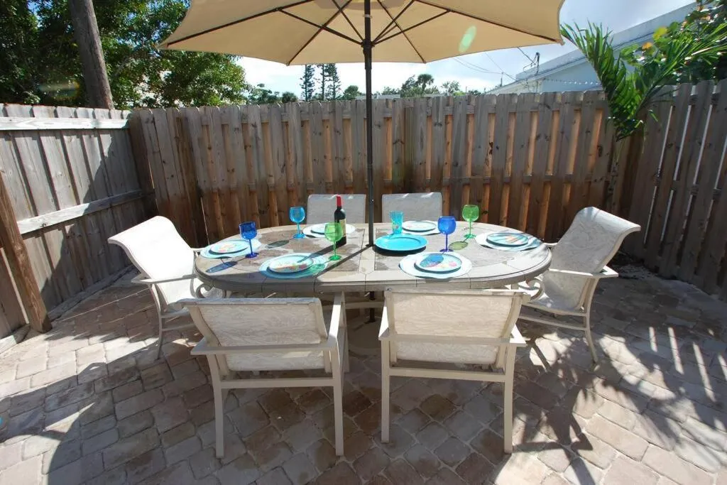 Tahitian Cottage - Heated Pool Walk to the Beach