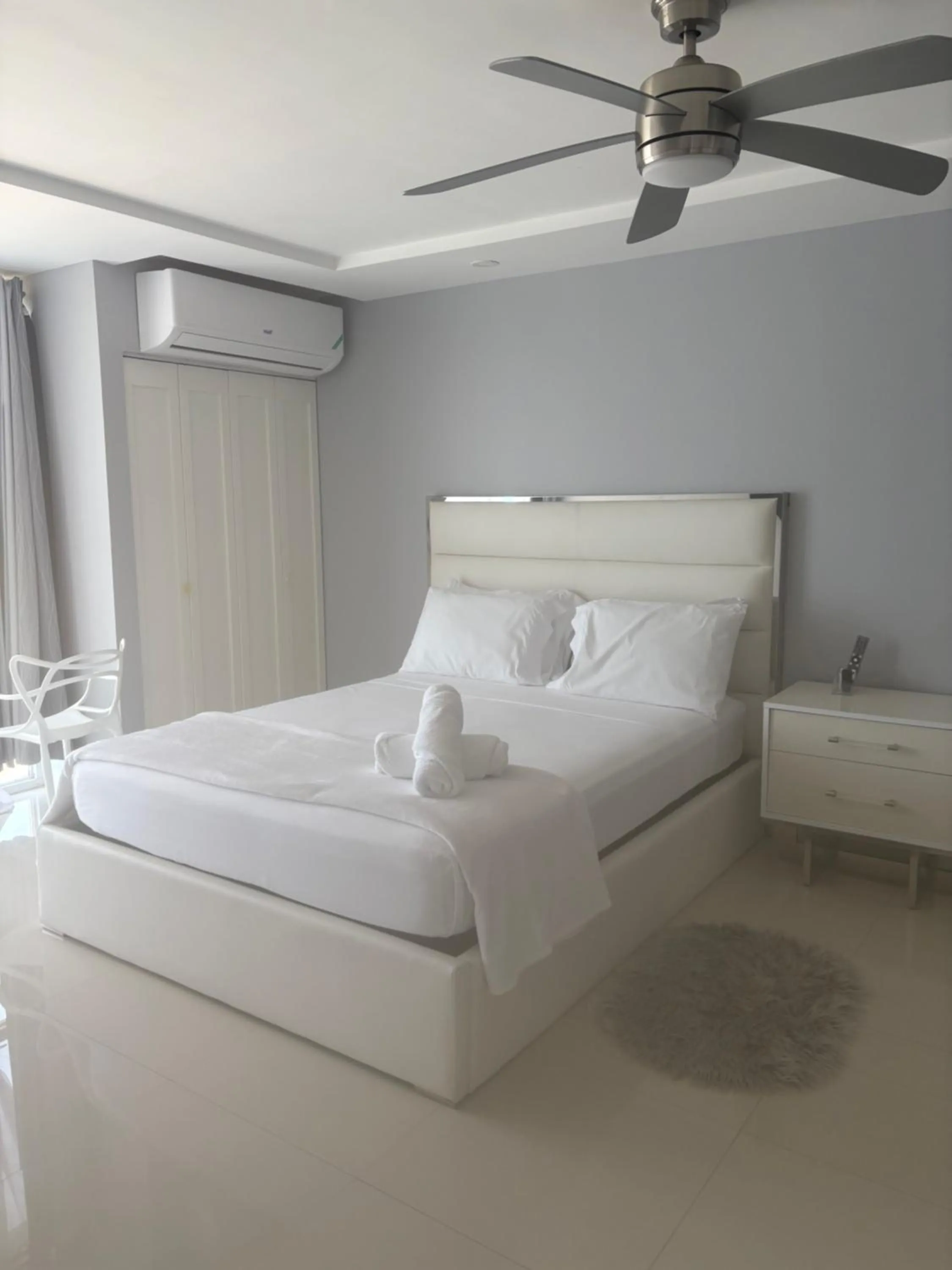 Bed in Large Luxurious Beach Front at Bayfront Villa