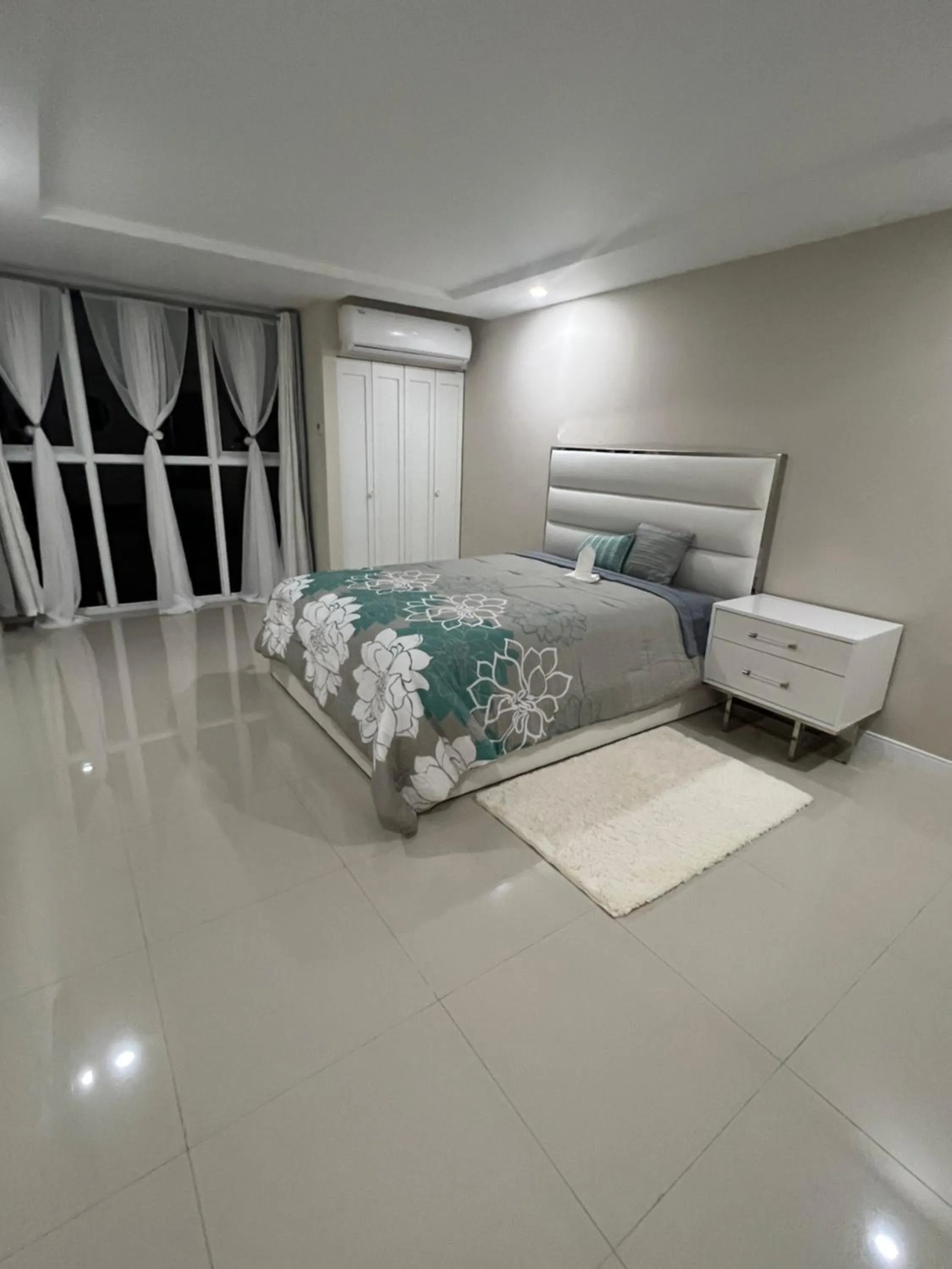 Bedroom, Bed in Large Luxurious Beach Front at Bayfront Villa