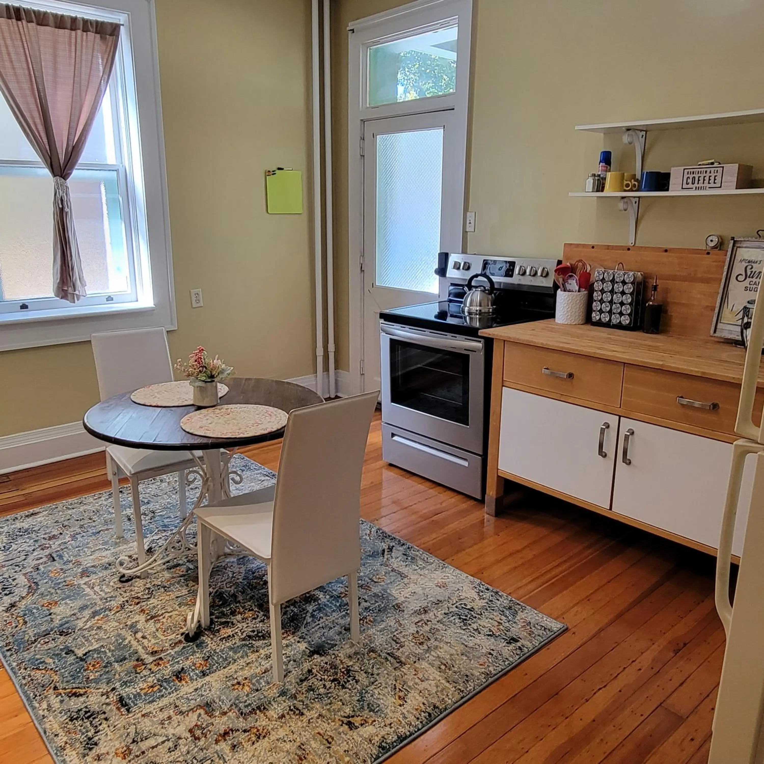 Coffee/tea facilities in Art and Lodging