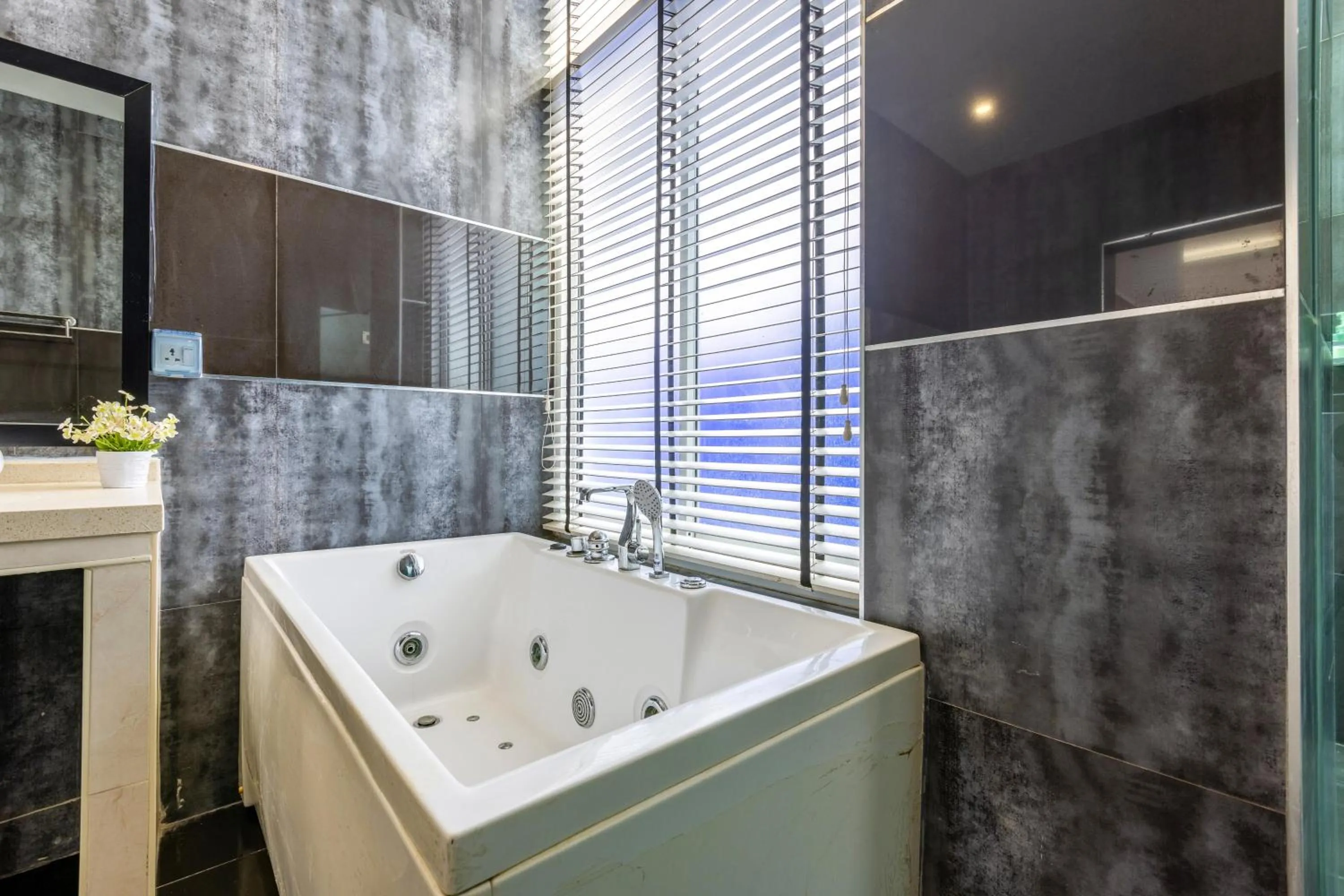 4 Bedroom Modern Pool Villa BL10