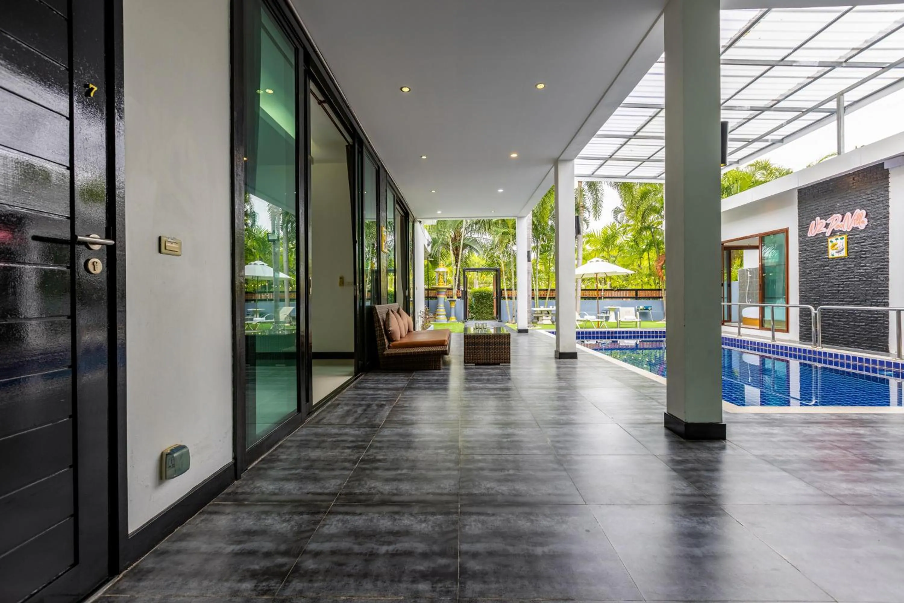 4 Bedroom Modern Pool Villa BL10