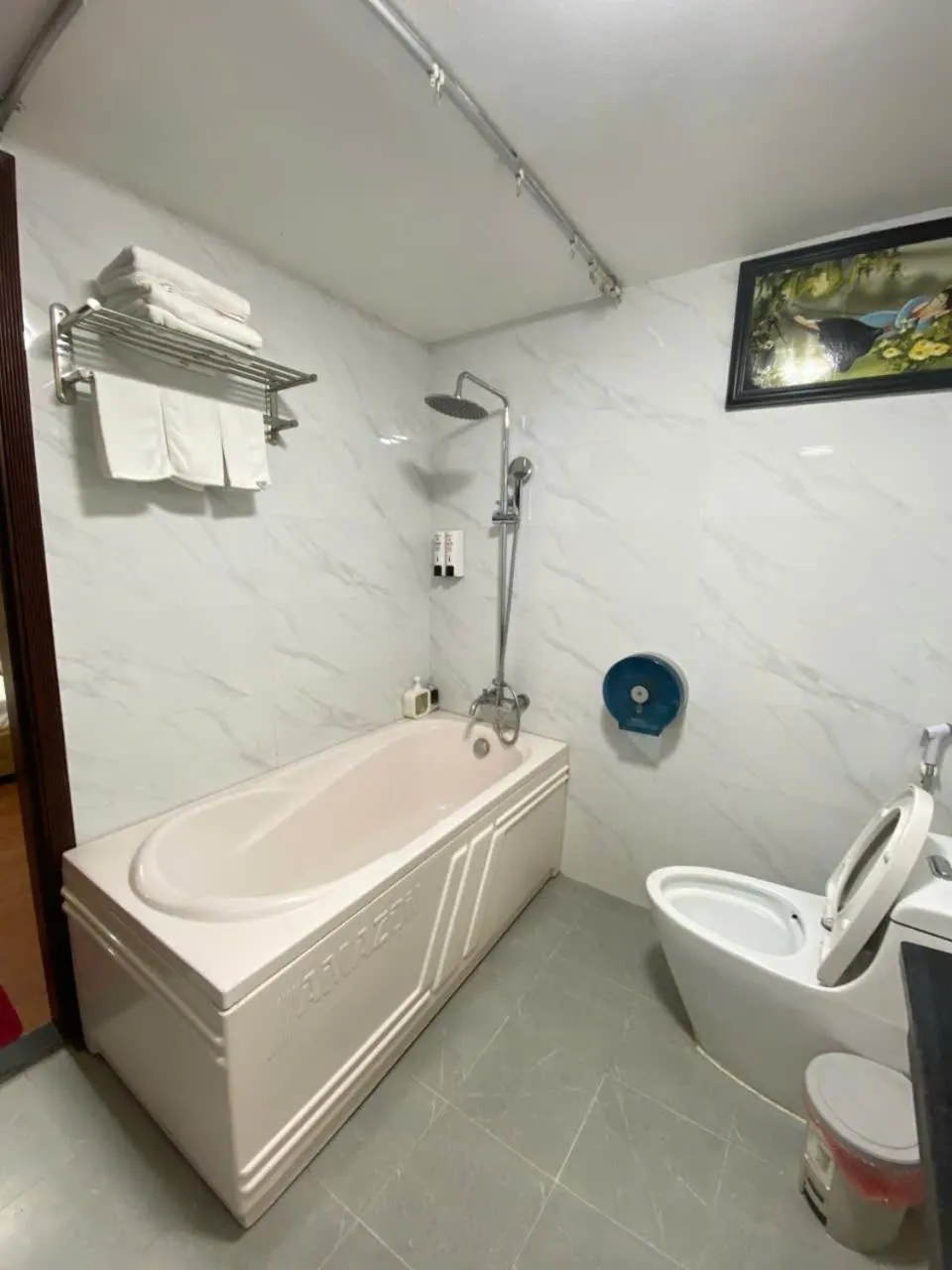 Bath in Moon Hotel Cau Giay