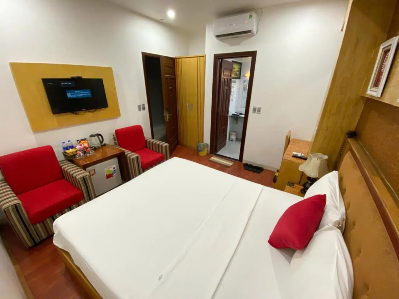 Photo of the whole room, Bed in Moon Hotel Cau Giay