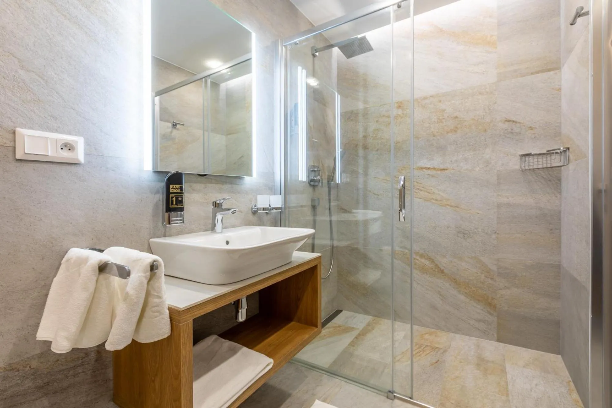 Shower in APLEND Lake Resort