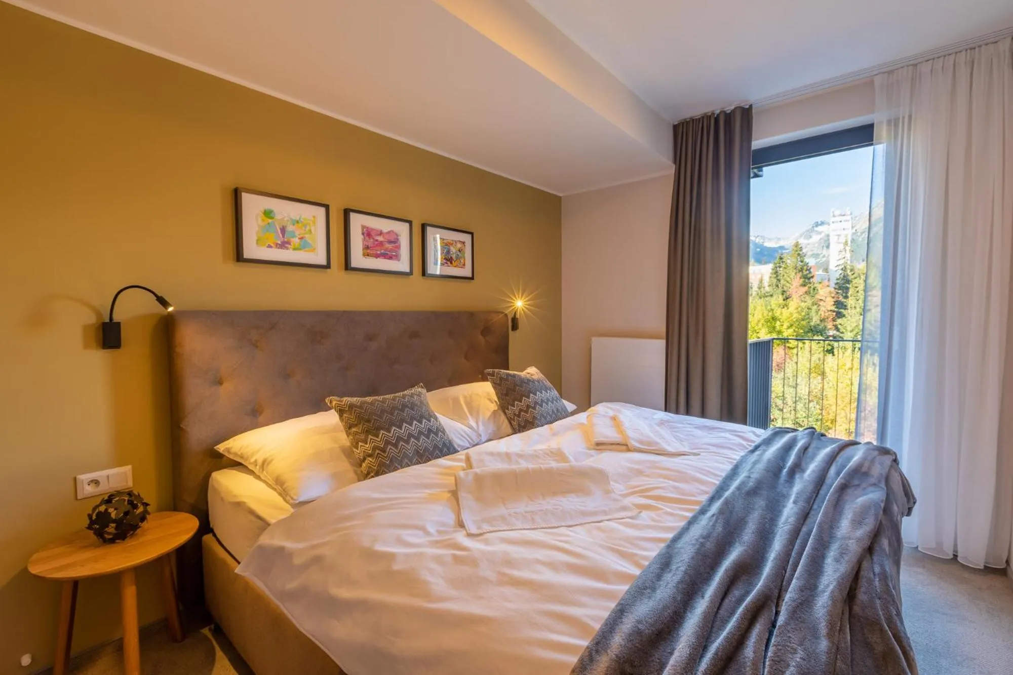 Photo of the whole room, Bed in APLEND Lake Resort