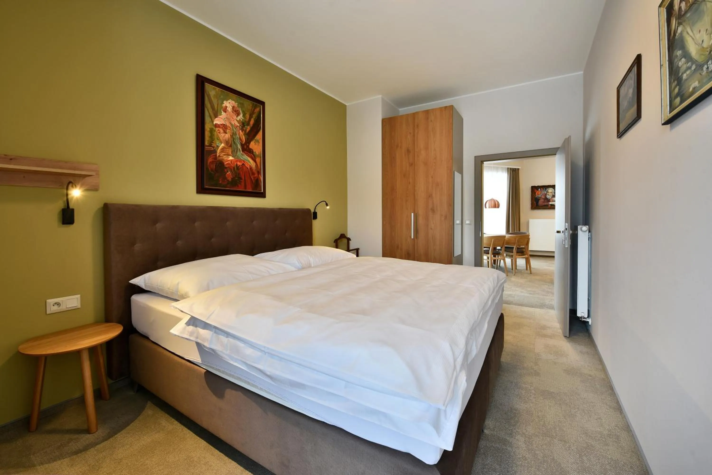 Photo of the whole room, Bed in APLEND Lake Resort