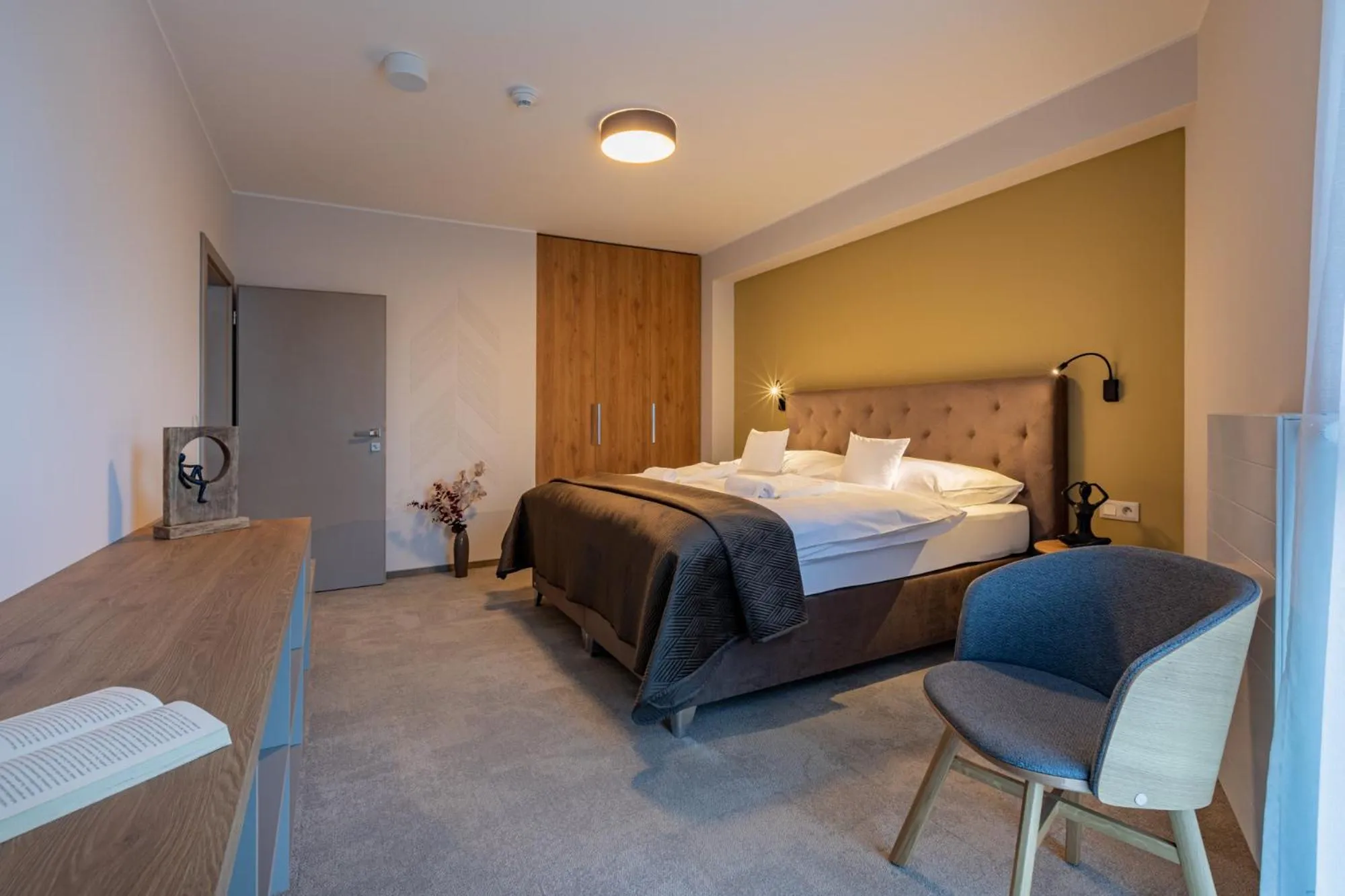 Photo of the whole room, Bed in APLEND Lake Resort