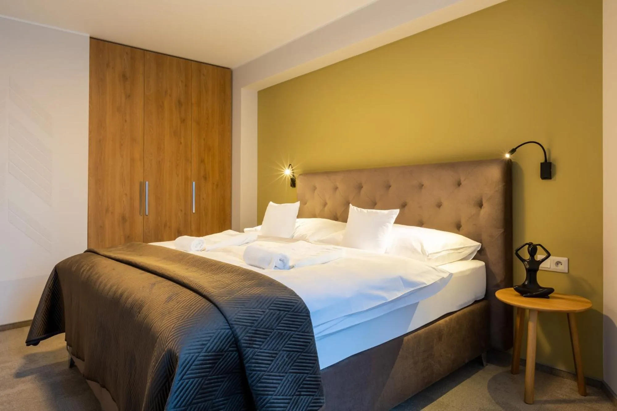 Photo of the whole room, Bed in APLEND Lake Resort