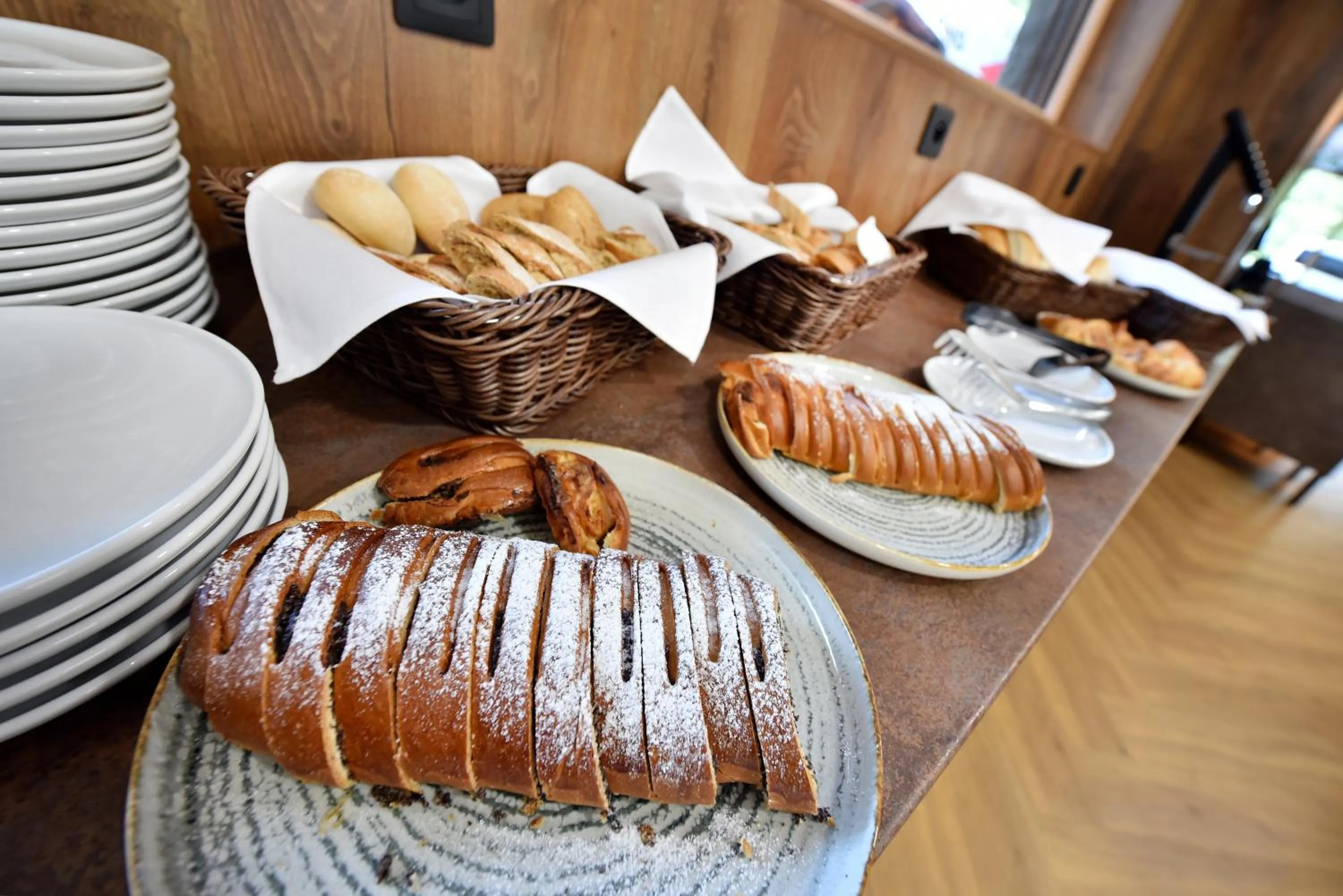 Breakfast in APLEND Lake Resort