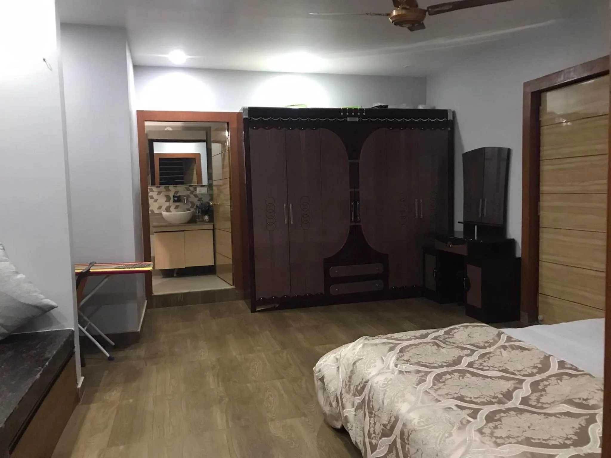 wardrobe, Bed in Mariya Condo hotel