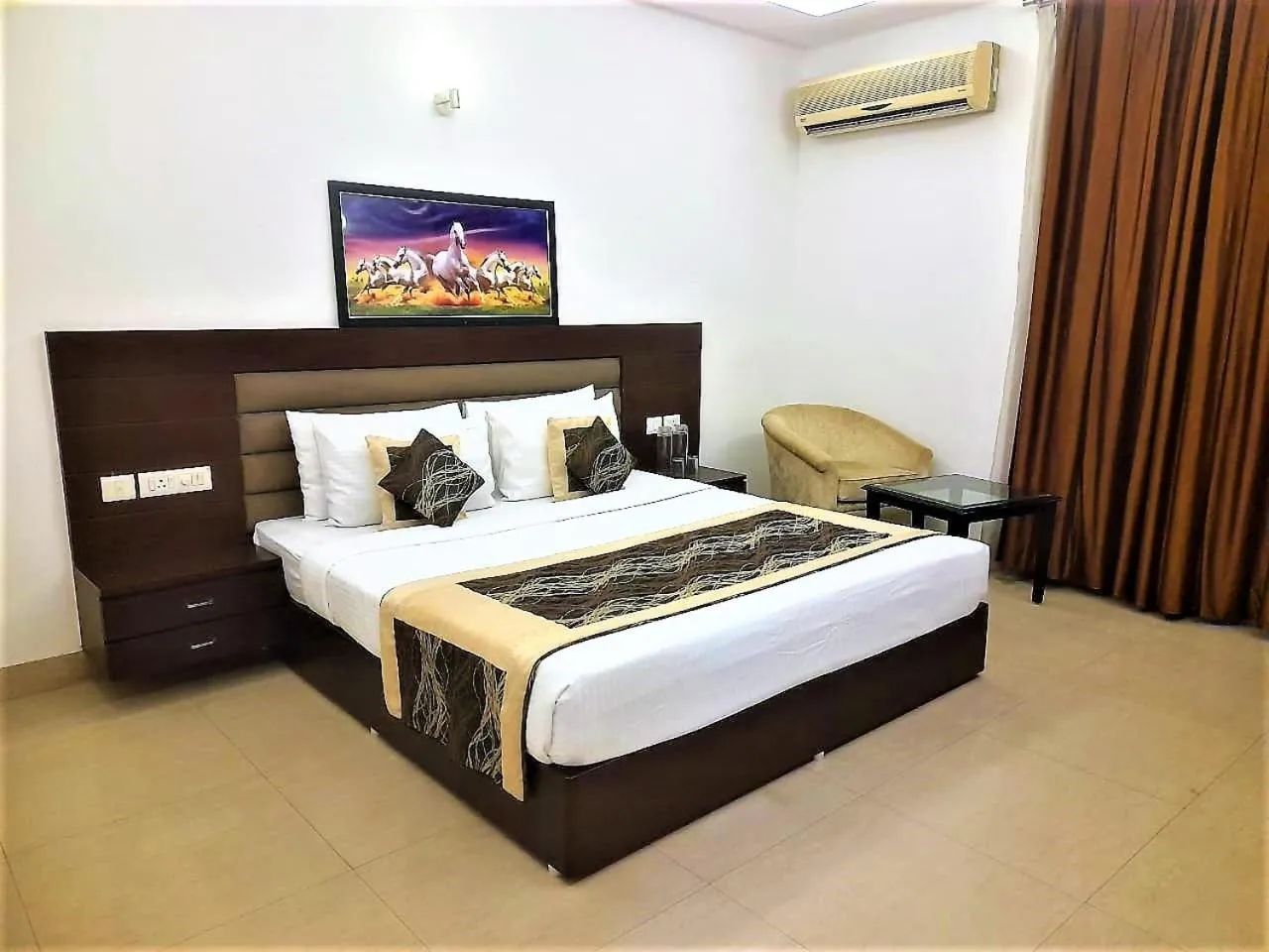 Bed in Tavisha Villa Film City Road Dadri Road