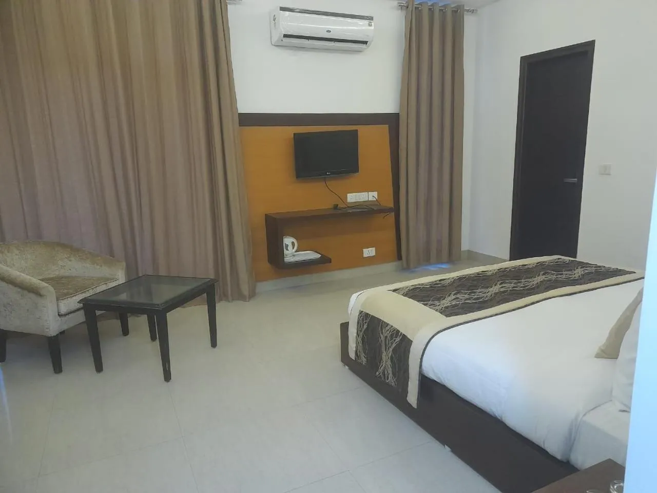 Bed in Tavisha Villa Film City Road Dadri Road