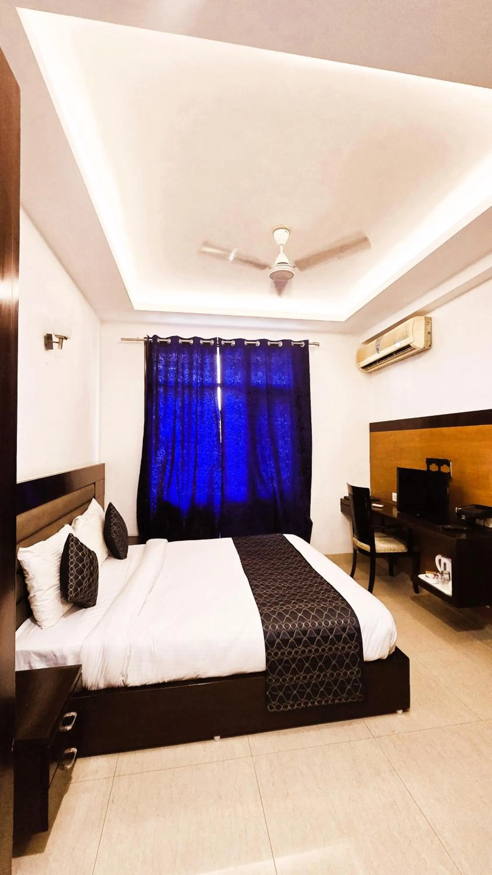 Bed in Tavisha Villa Film City Road Dadri Road