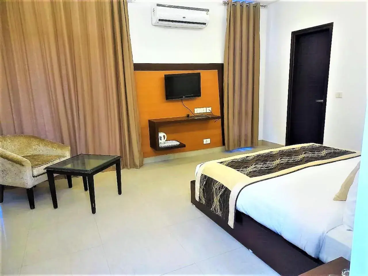 Superior King Room - single occupancy in Tavisha Villa Film City Road Dadri Road Superior King Room - single occupancy in Tavisha Villa Film City Road Dadri Road