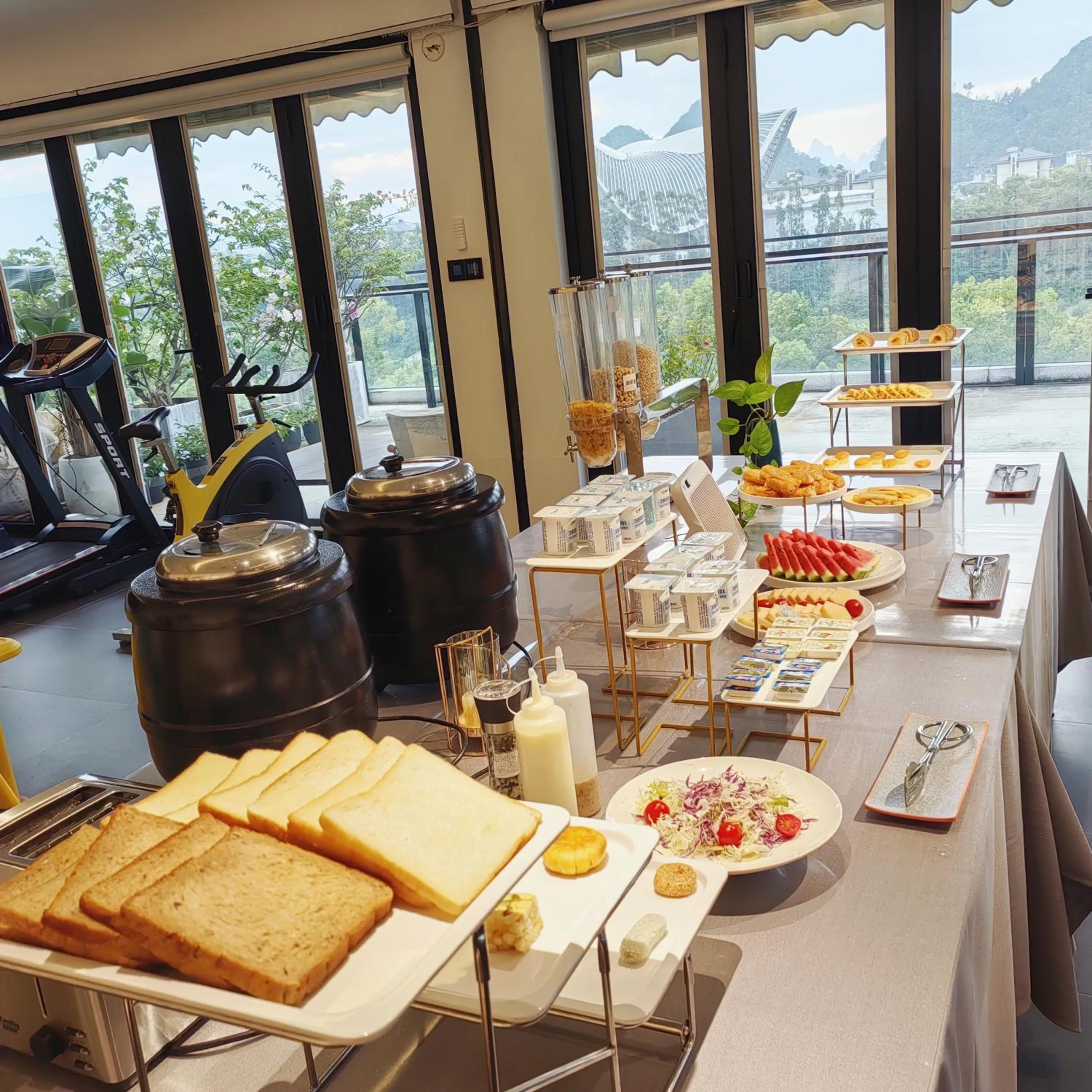 Buffet breakfast in Riverside Wing Hotel Guilin