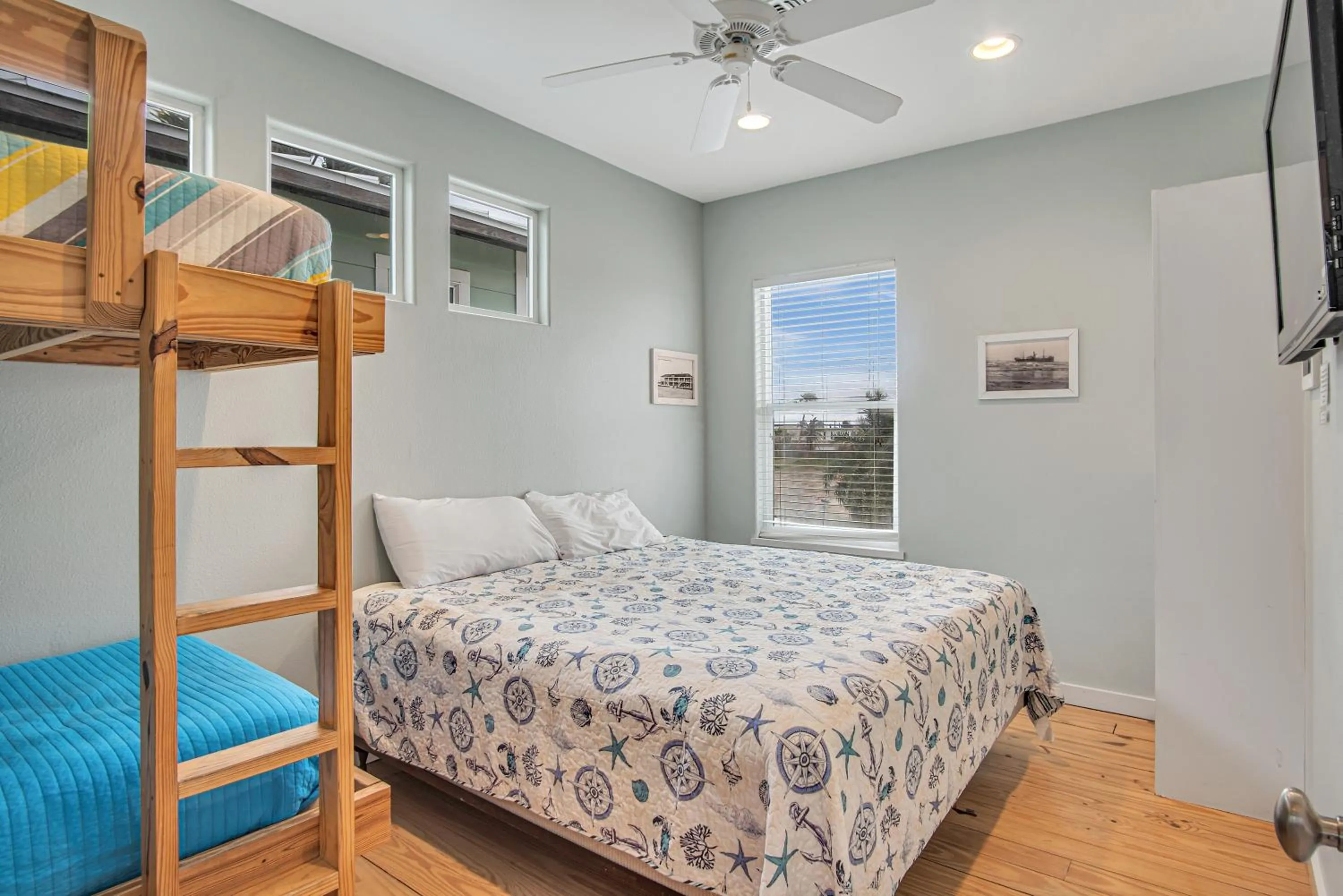 Property building, Bed in Beach Club 3