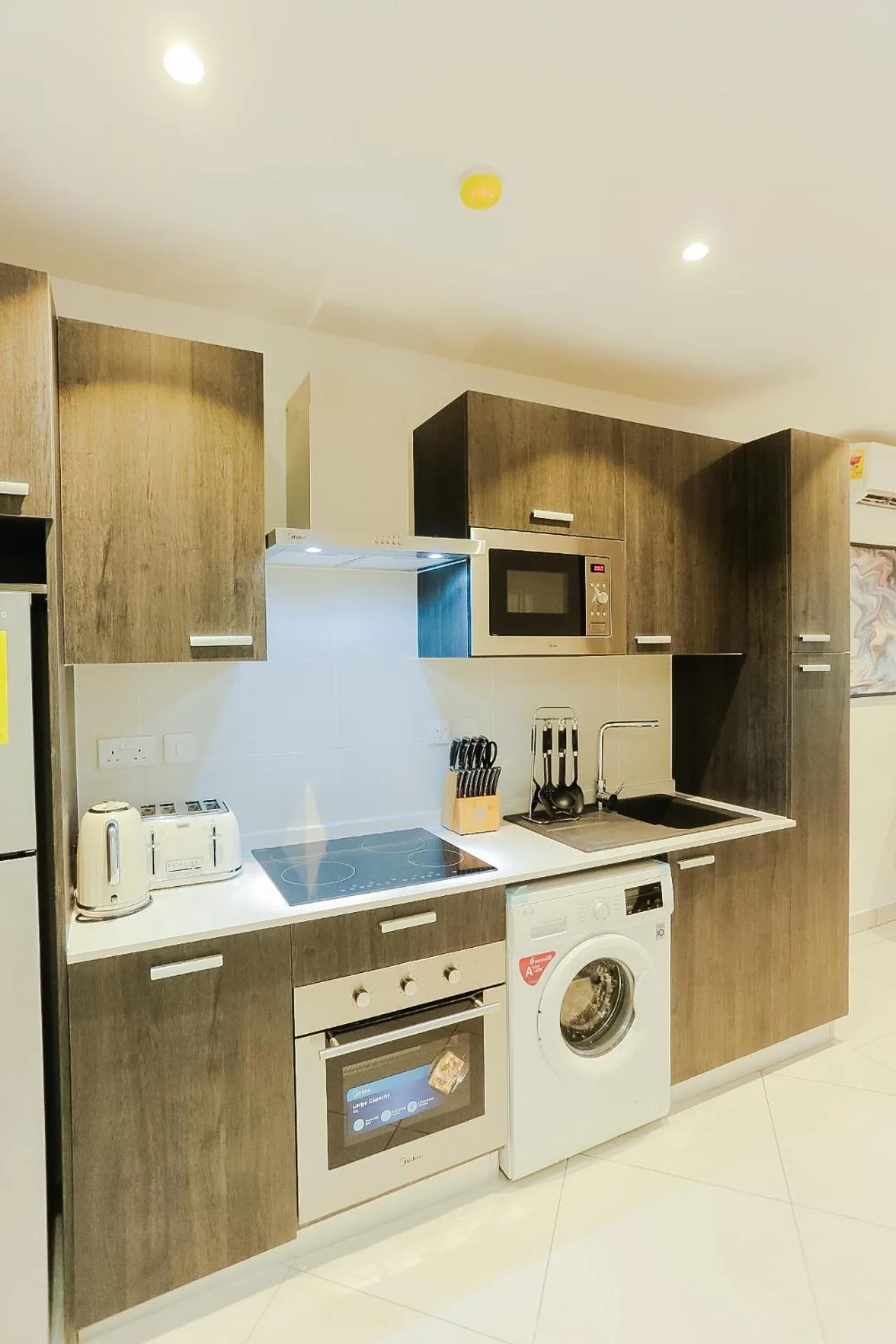 microwave in Accra Luxury Apartments @ The Lennox