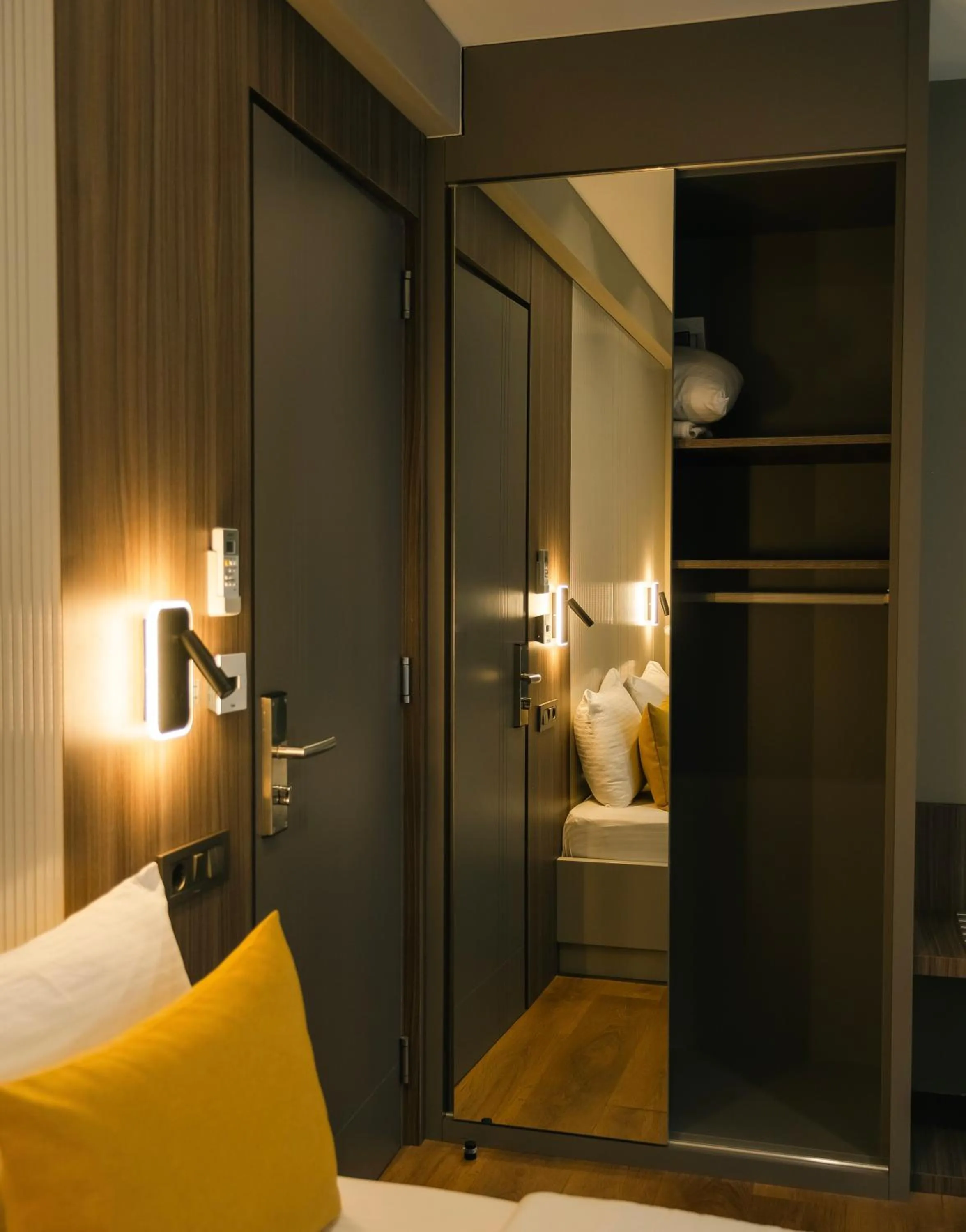 wardrobe, Bed in Vesta Rooms