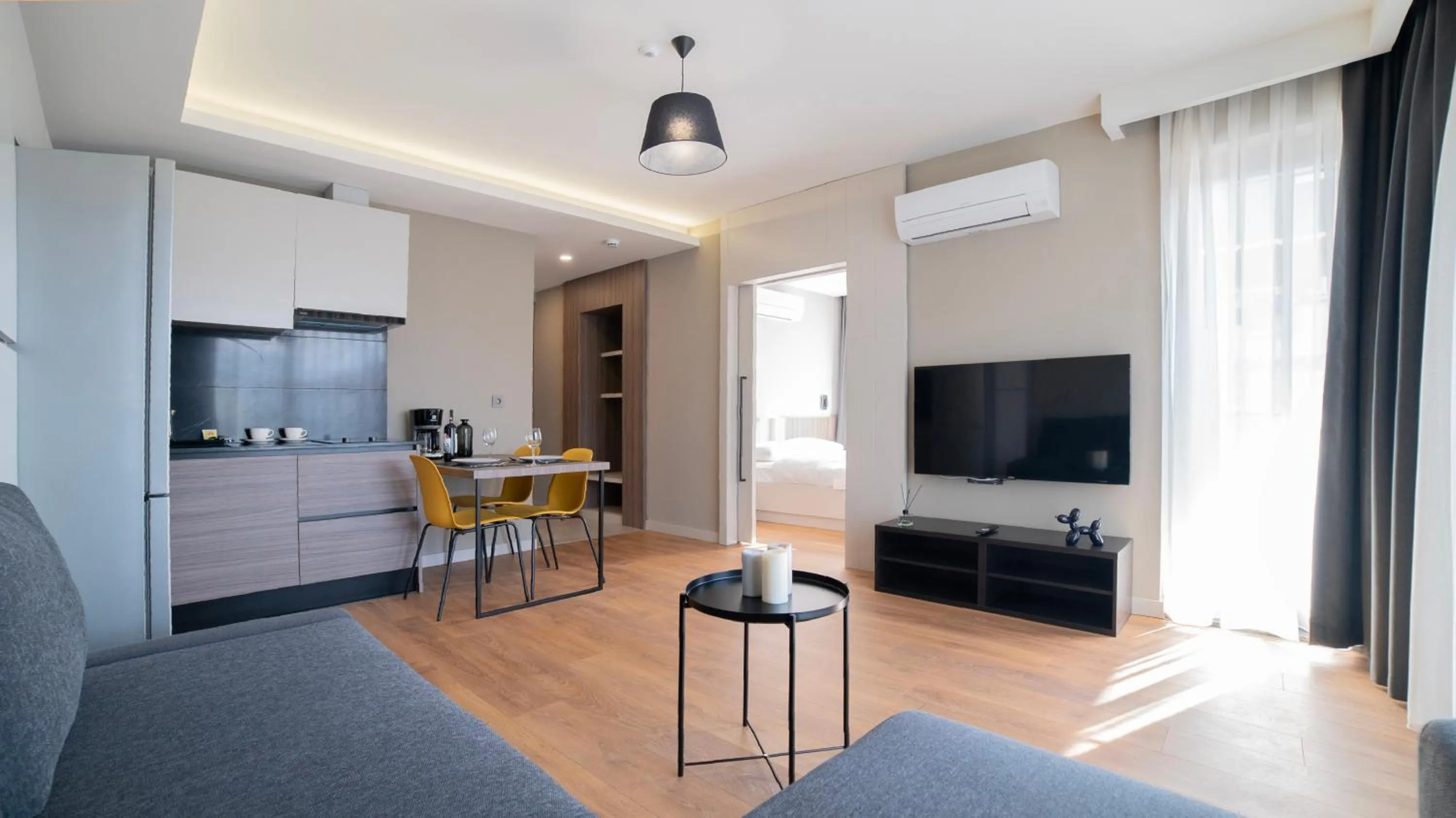 Communal lounge/ TV room in VESTA SUITES