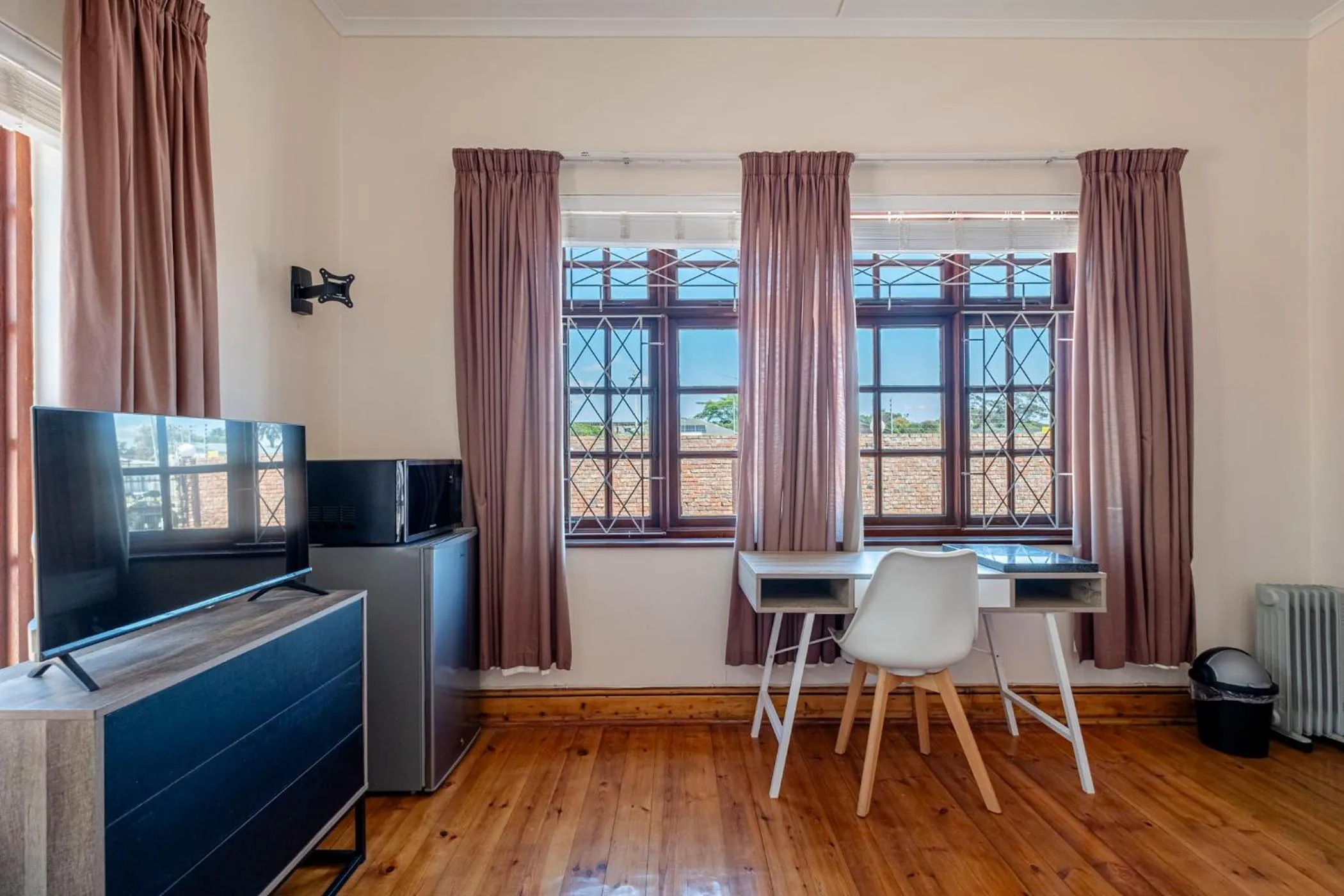 TV and multimedia in 5 Third Avenue Guesthouse