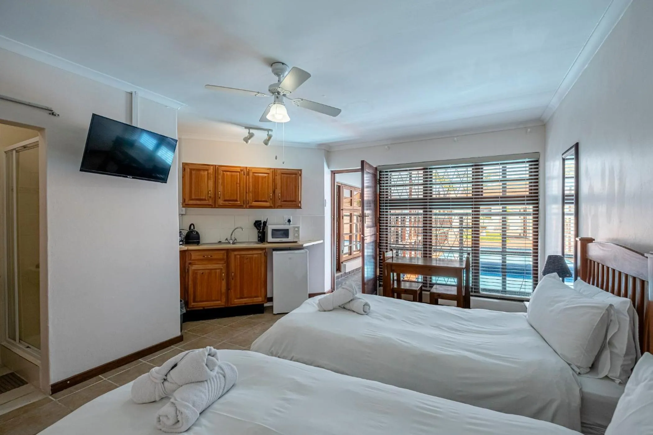 Kitchen or kitchenette, Bed in 5 Third Avenue Guesthouse