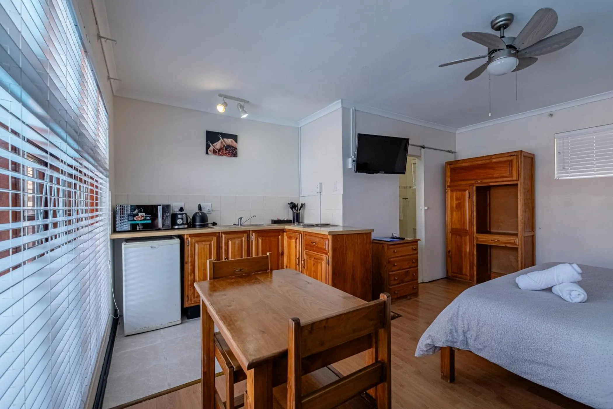 Kitchen or kitchenette, Bed in 5 Third Avenue Guesthouse