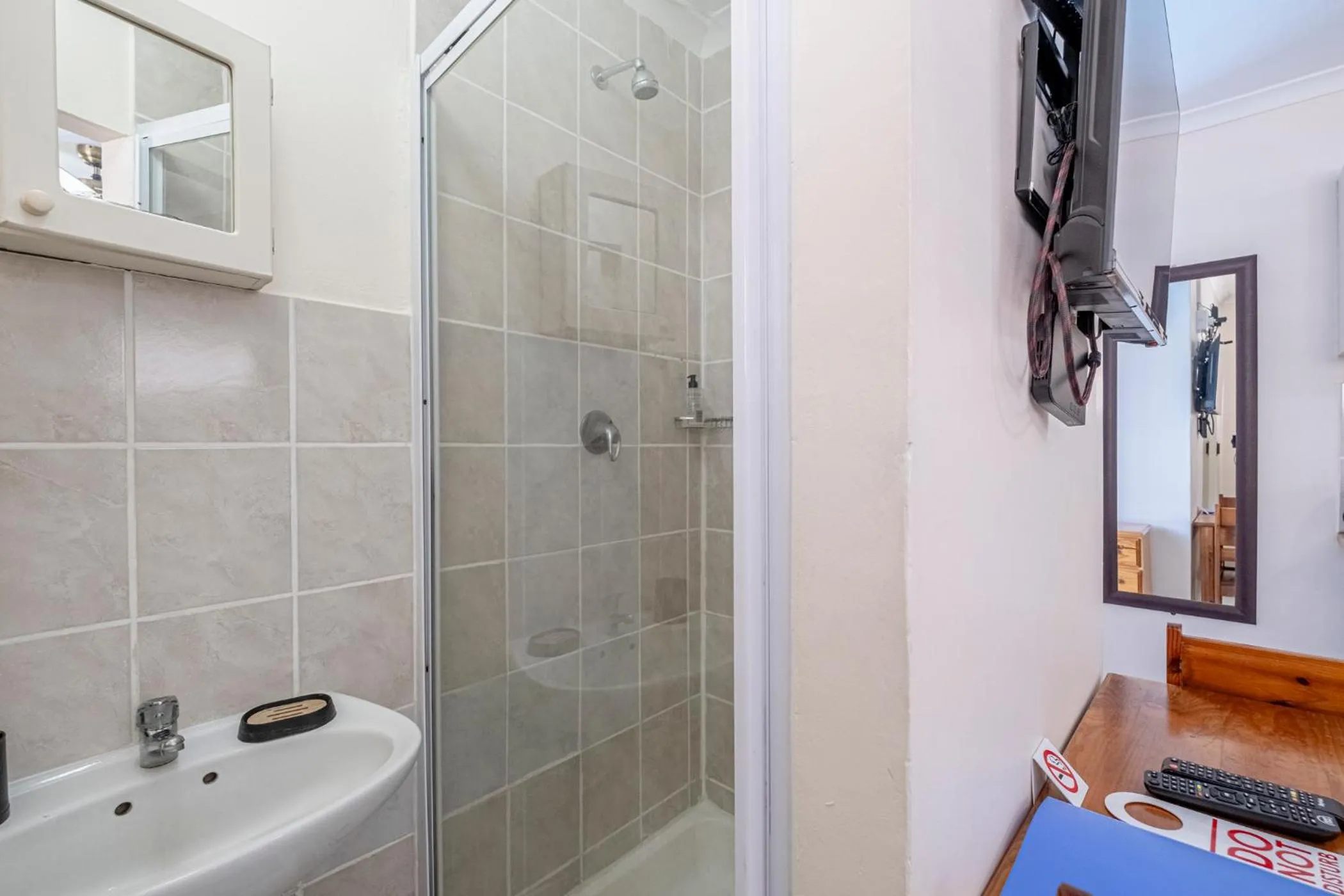 Shower in 5 Third Avenue Guesthouse