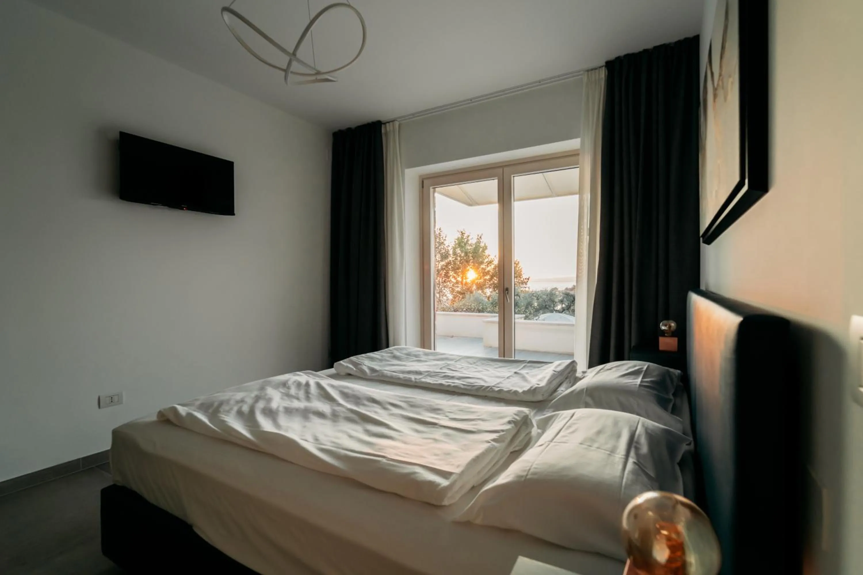 Bed in Apartments Monsurei, Lake view