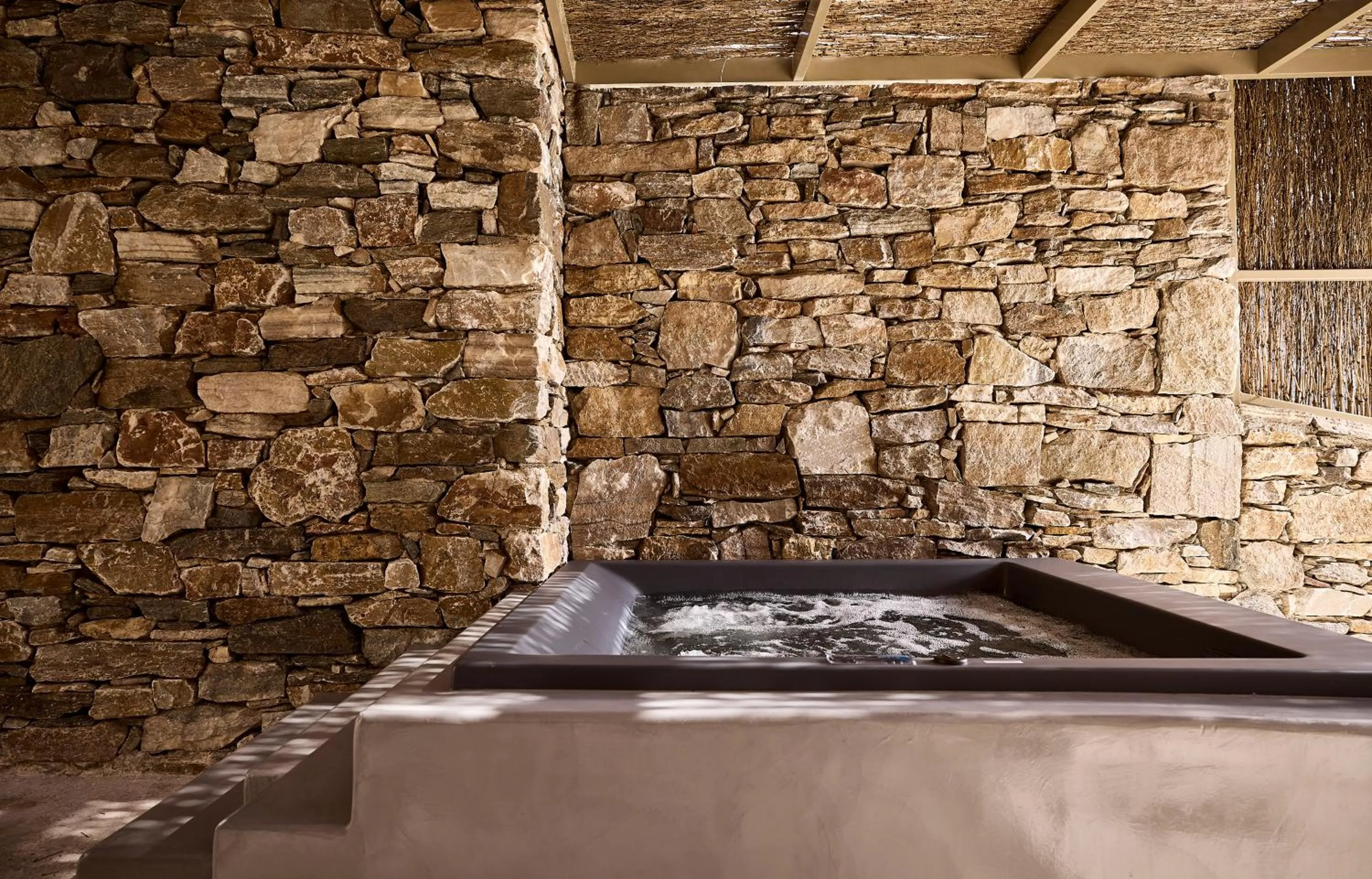 Hot Tub in Apsila Pool Suites