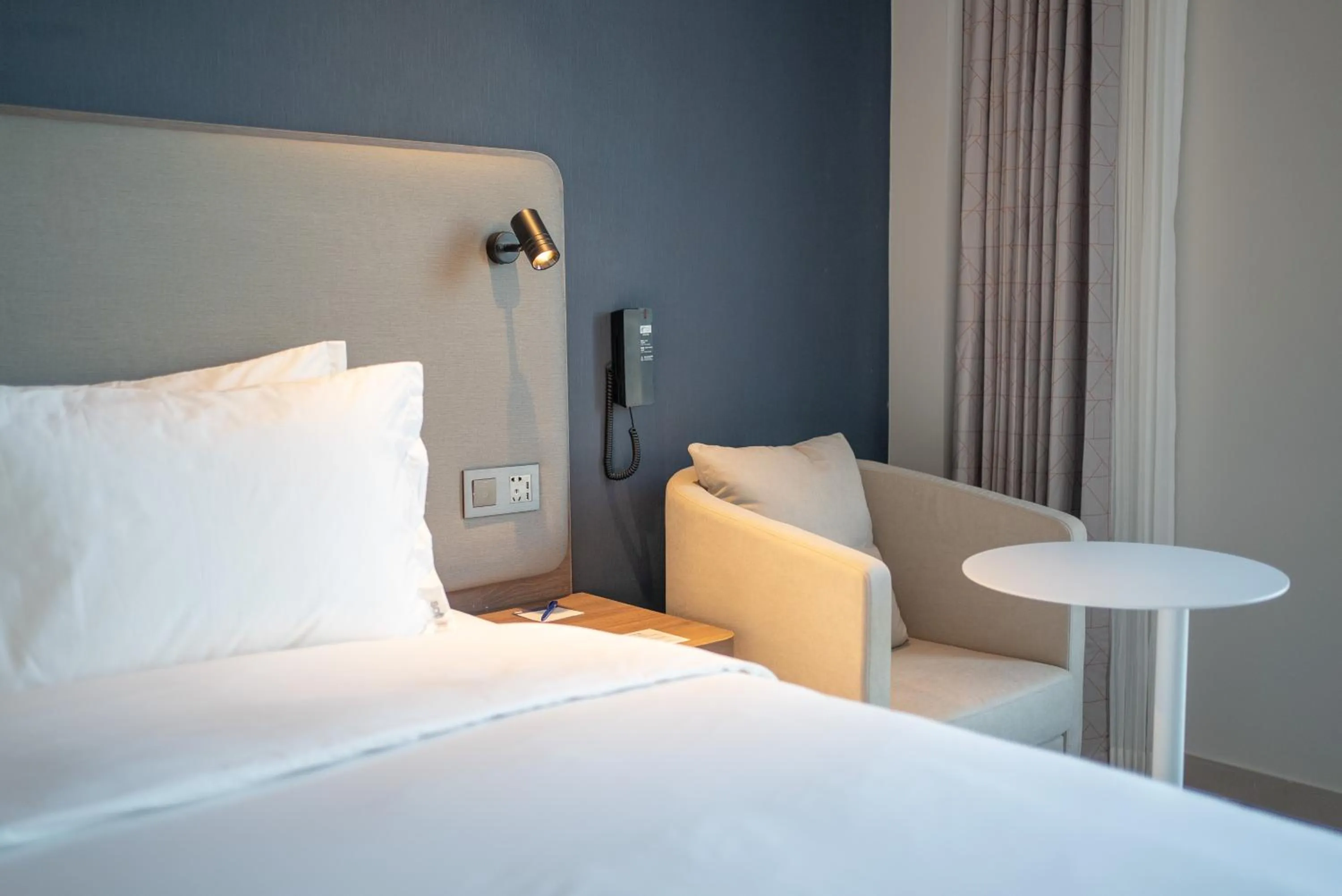 Bed in Holiday Inn Express Qingdao Northern West Coast by IHG