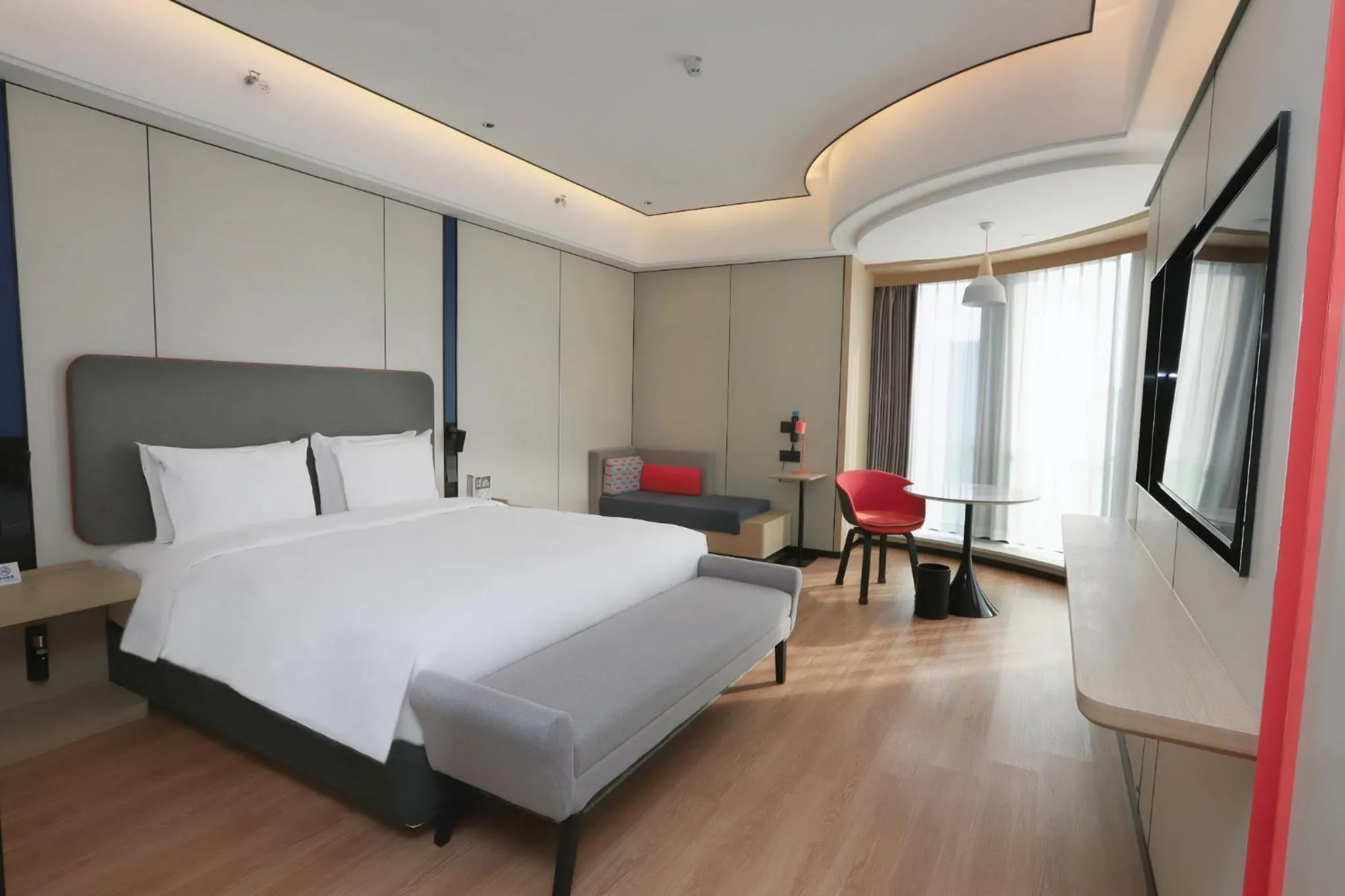Photo of the whole room, Bed in Holiday Inn Express Qingdao Northern West Coast by IHG