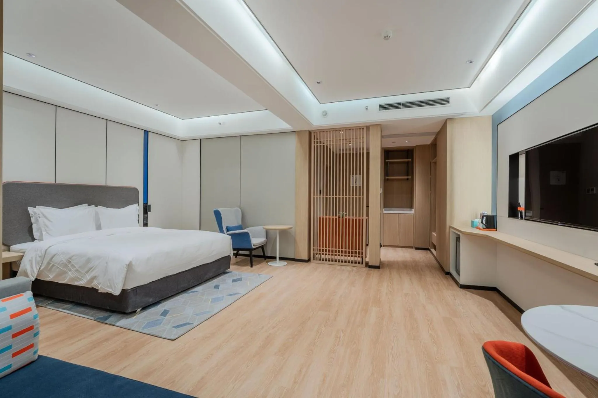 Photo of the whole room, Bed in Holiday Inn Express Qingdao Northern West Coast by IHG