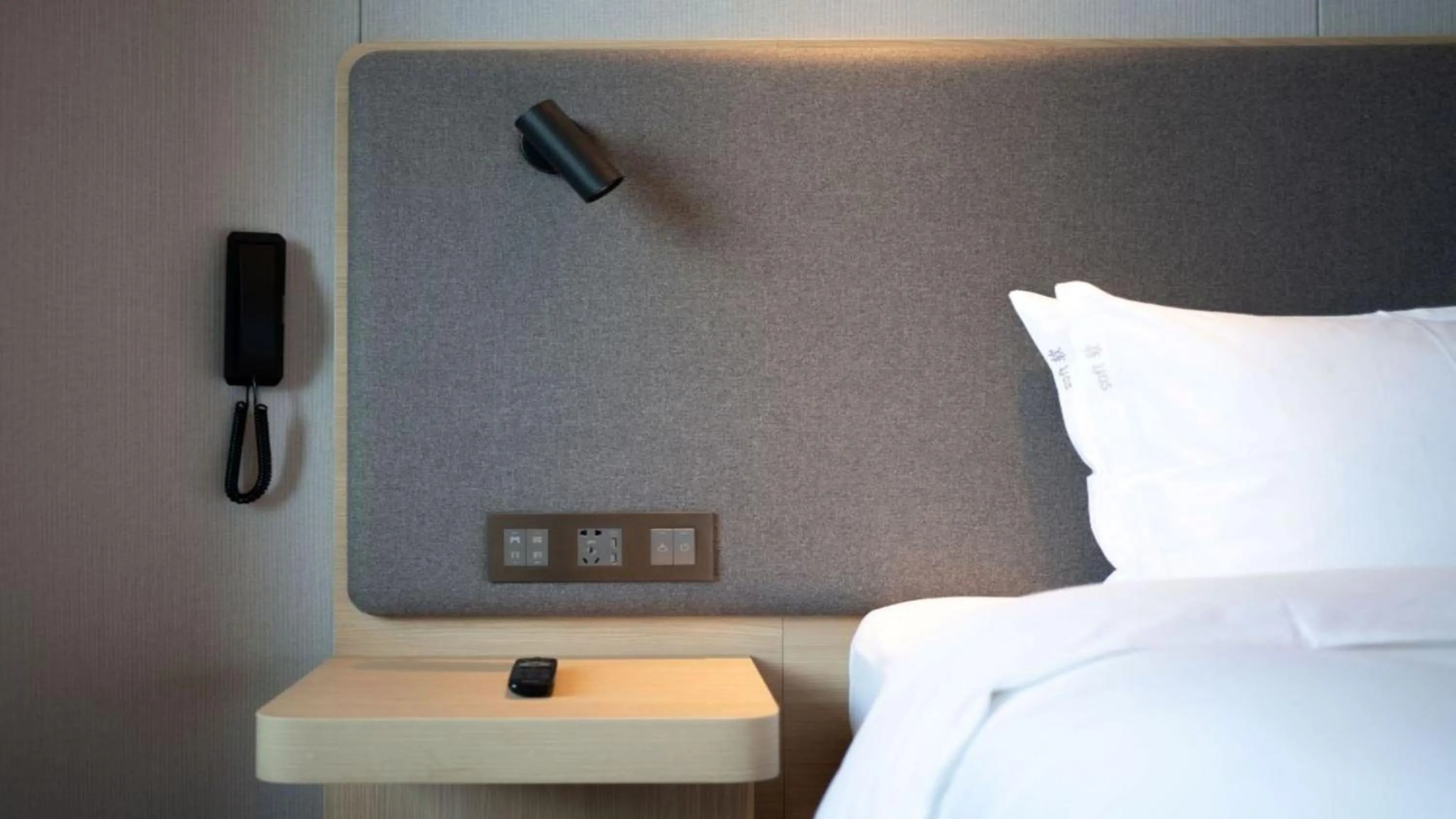 Photo of the whole room, Bed in Holiday Inn Express Qingdao Northern West Coast by IHG