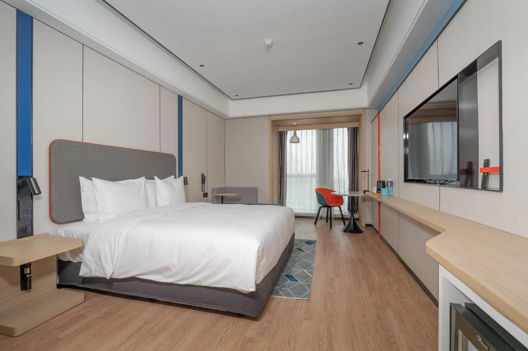 Photo of the whole room, Bed in Holiday Inn Express Qingdao Northern West Coast by IHG