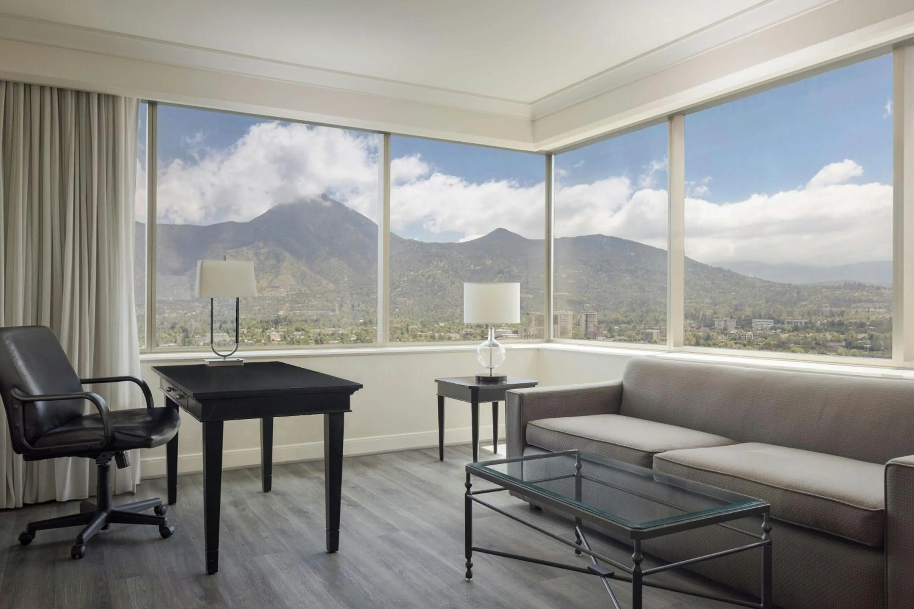 Photo of the whole room in Santiago Marriott Hotel