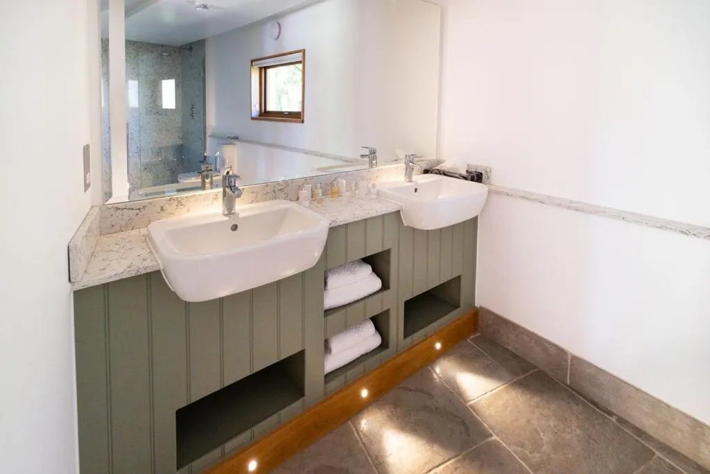 Bathroom in Watership Down Inn