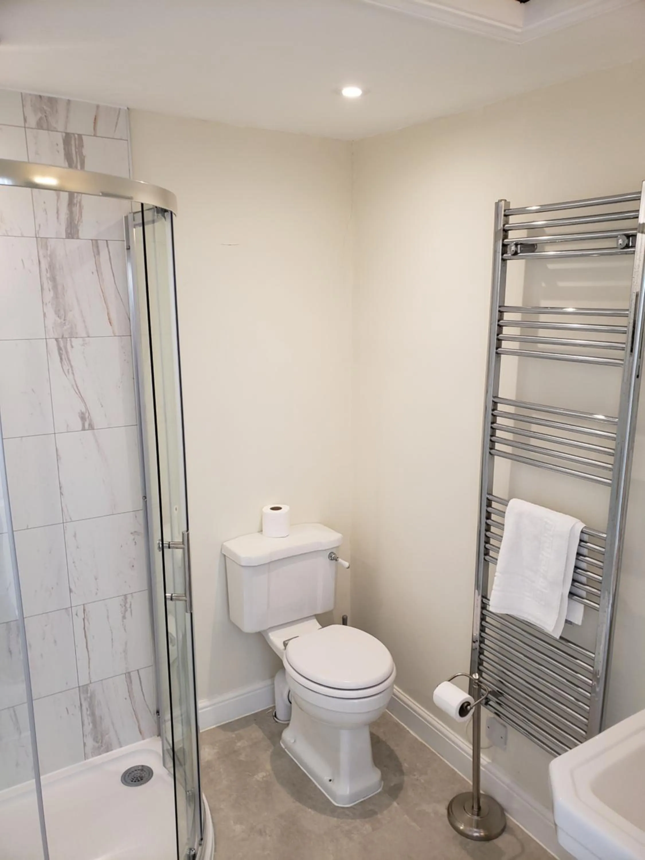 Bathroom in Watership Down Inn