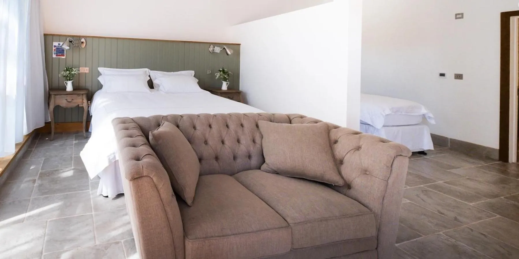 Seating area, Bed in Watership Down Inn