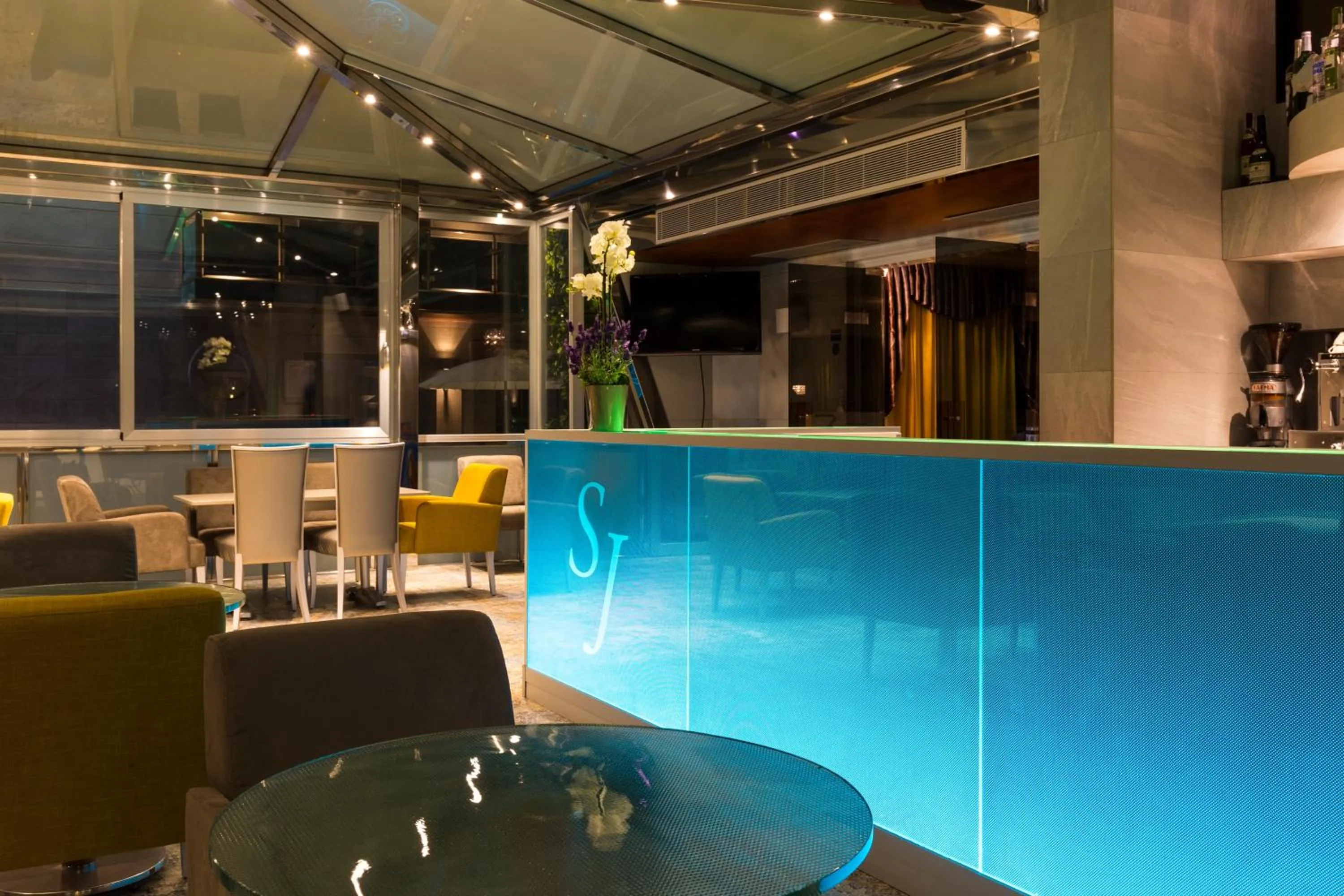 Lounge or bar in Sant Jordi Boutique Hotel
