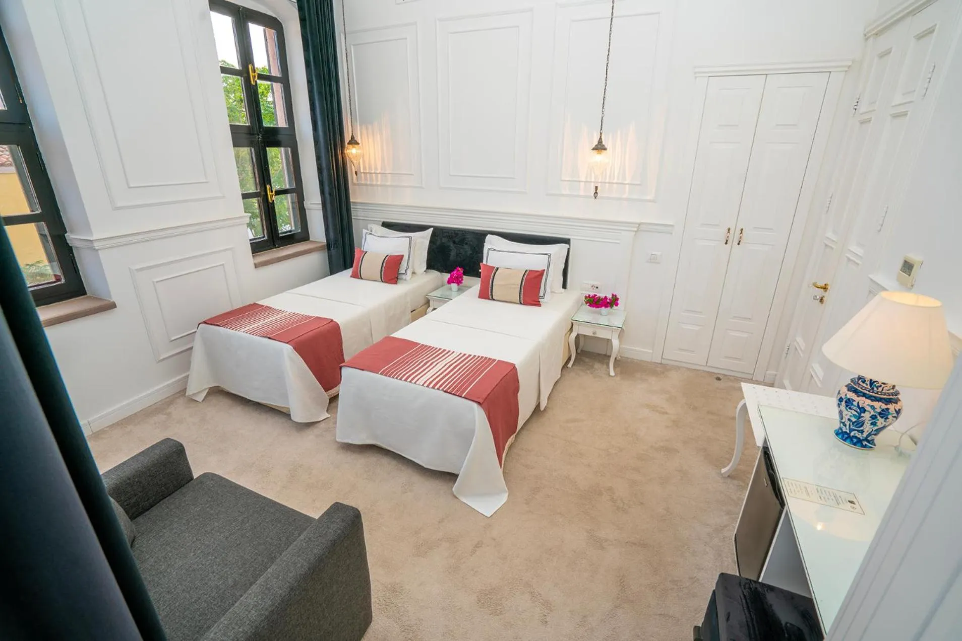 Photo of the whole room, Bed in Siyah Lale Cunda 1841