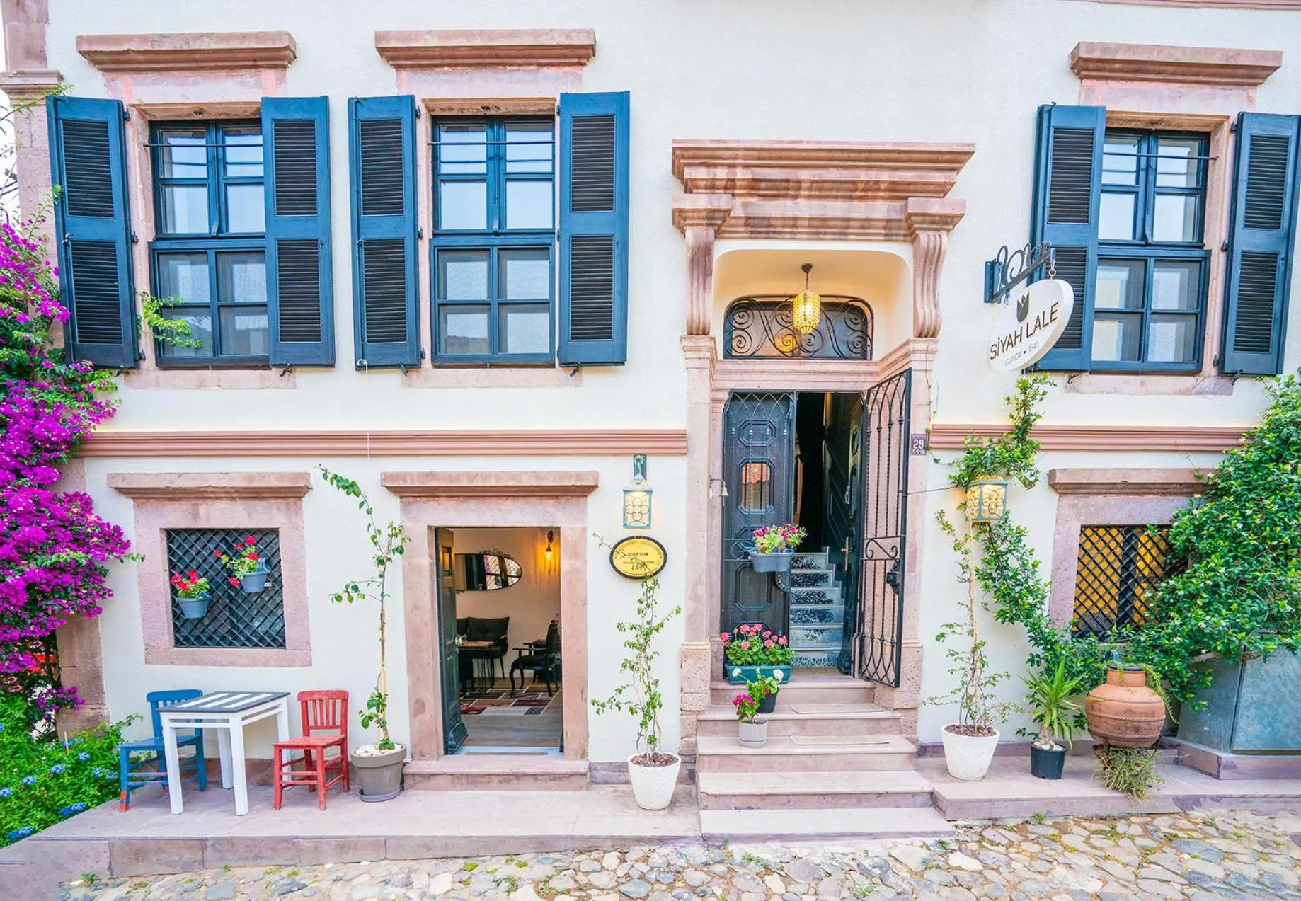 Facade/entrance in Siyah Lale Cunda 1841