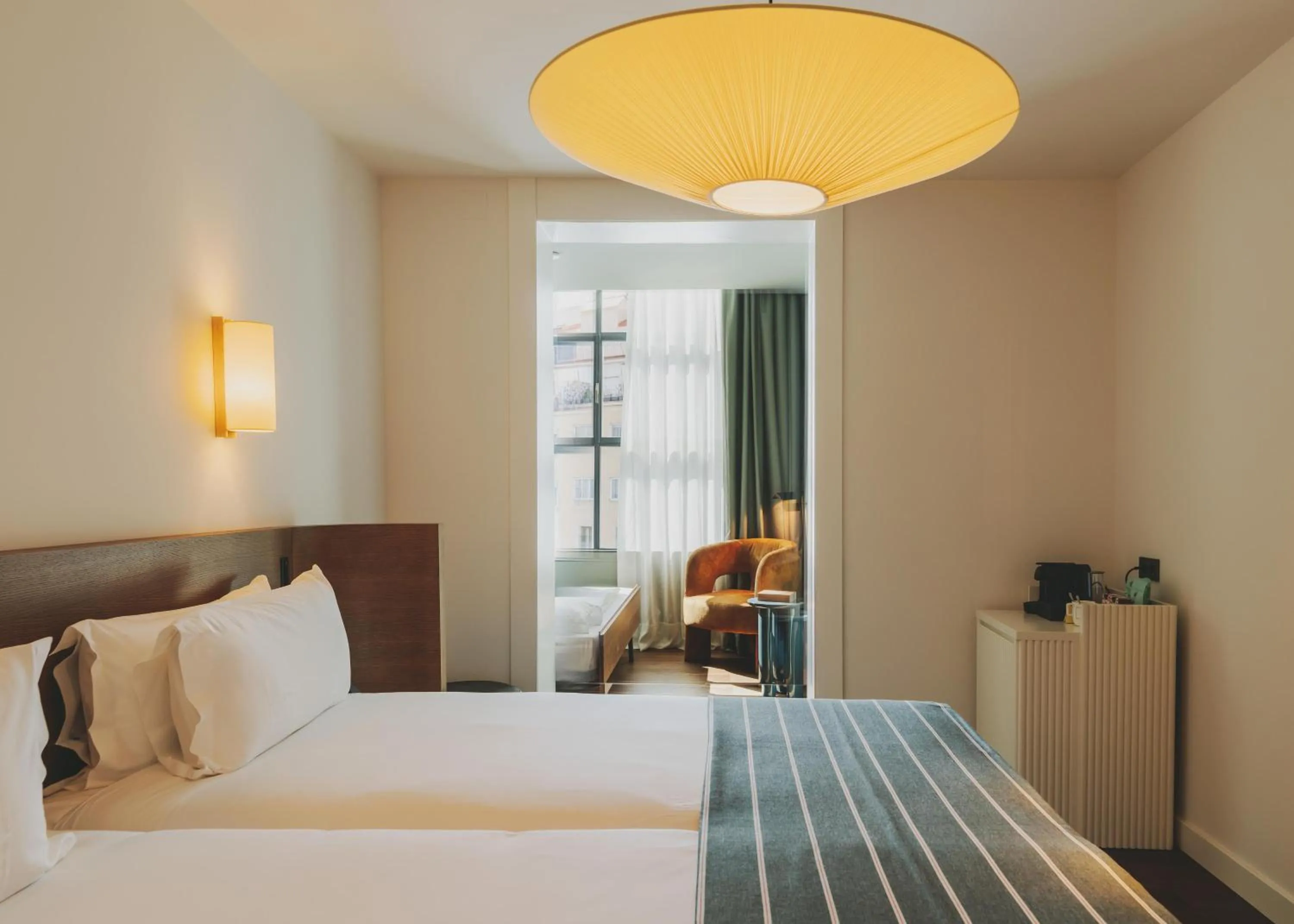 Photo of the whole room, Bed in Hotel Regina Barcelona