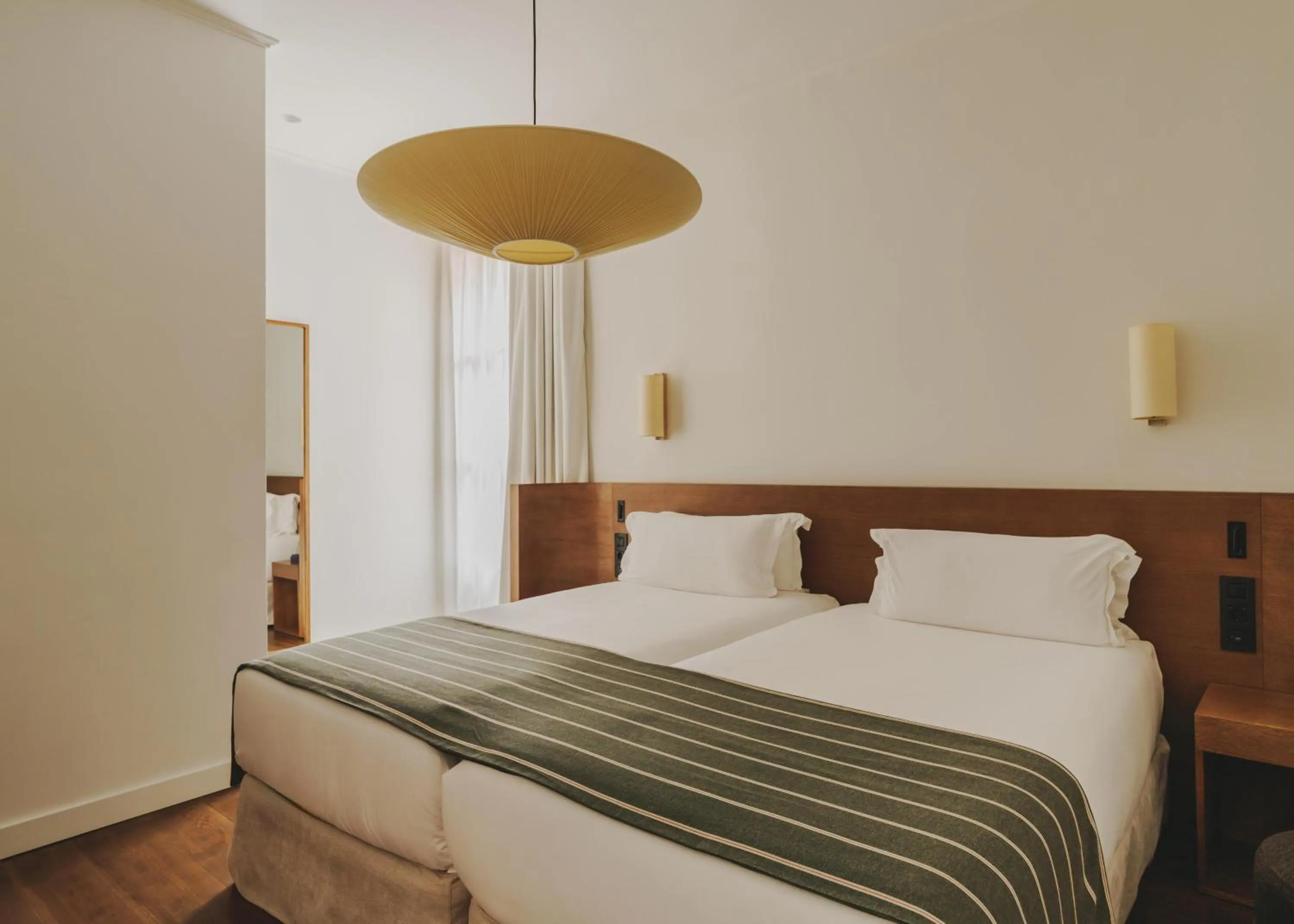 Photo of the whole room, Bed in Hotel Regina Barcelona